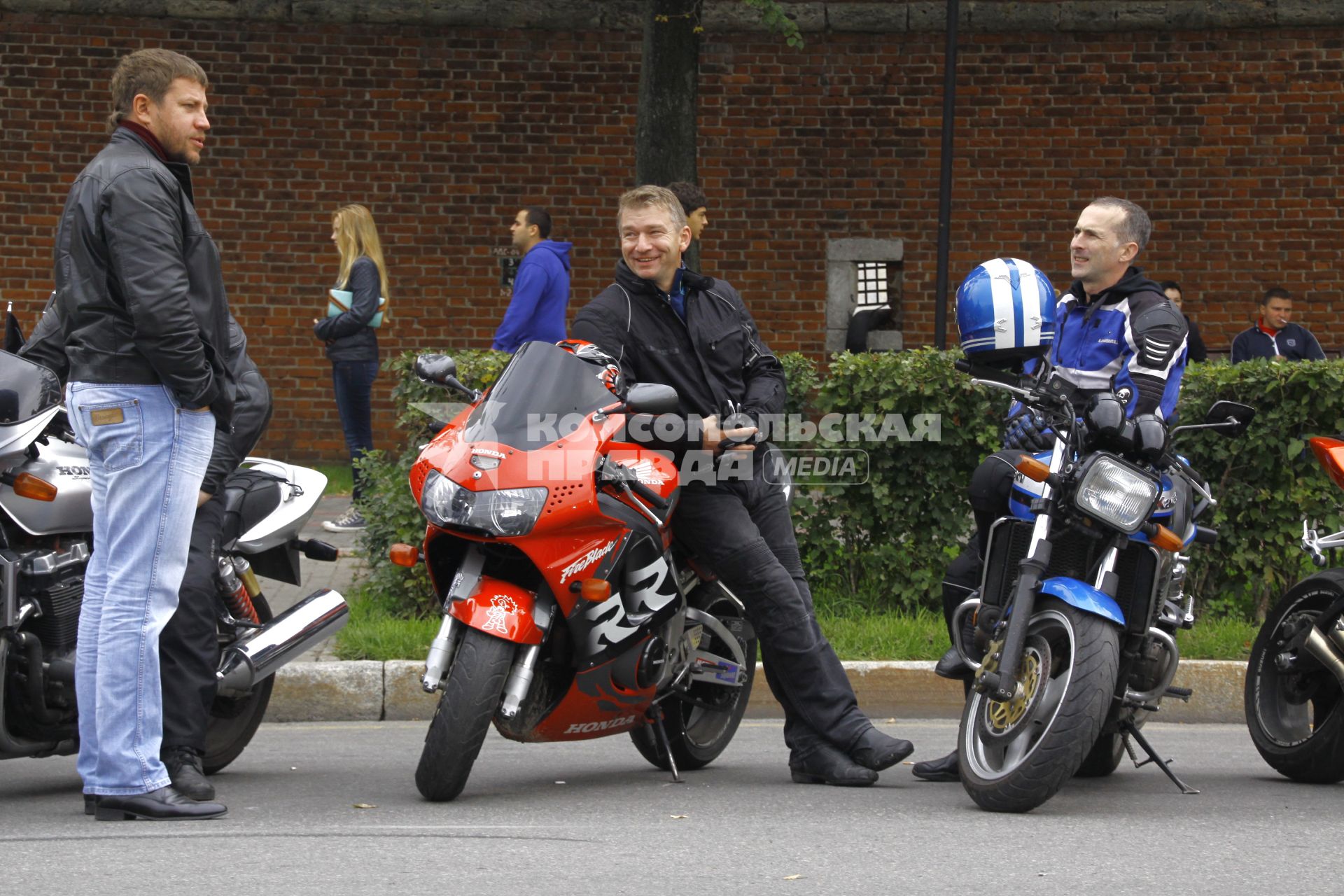 Съемки фильма о мотоциклистах `Стантер`. На снимке: мотоциклисты со своими мотоциклами в перерыве между съемок.