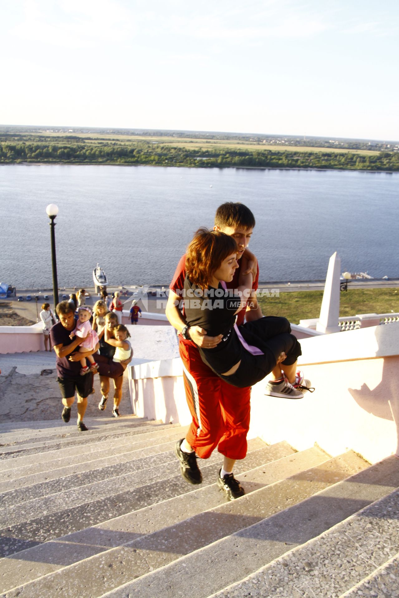 Ежегодный свадебный кубок в Нижнем Новгороде. Забег по Чкаловской лестнице. На снимке: пары проходят дистанцию.