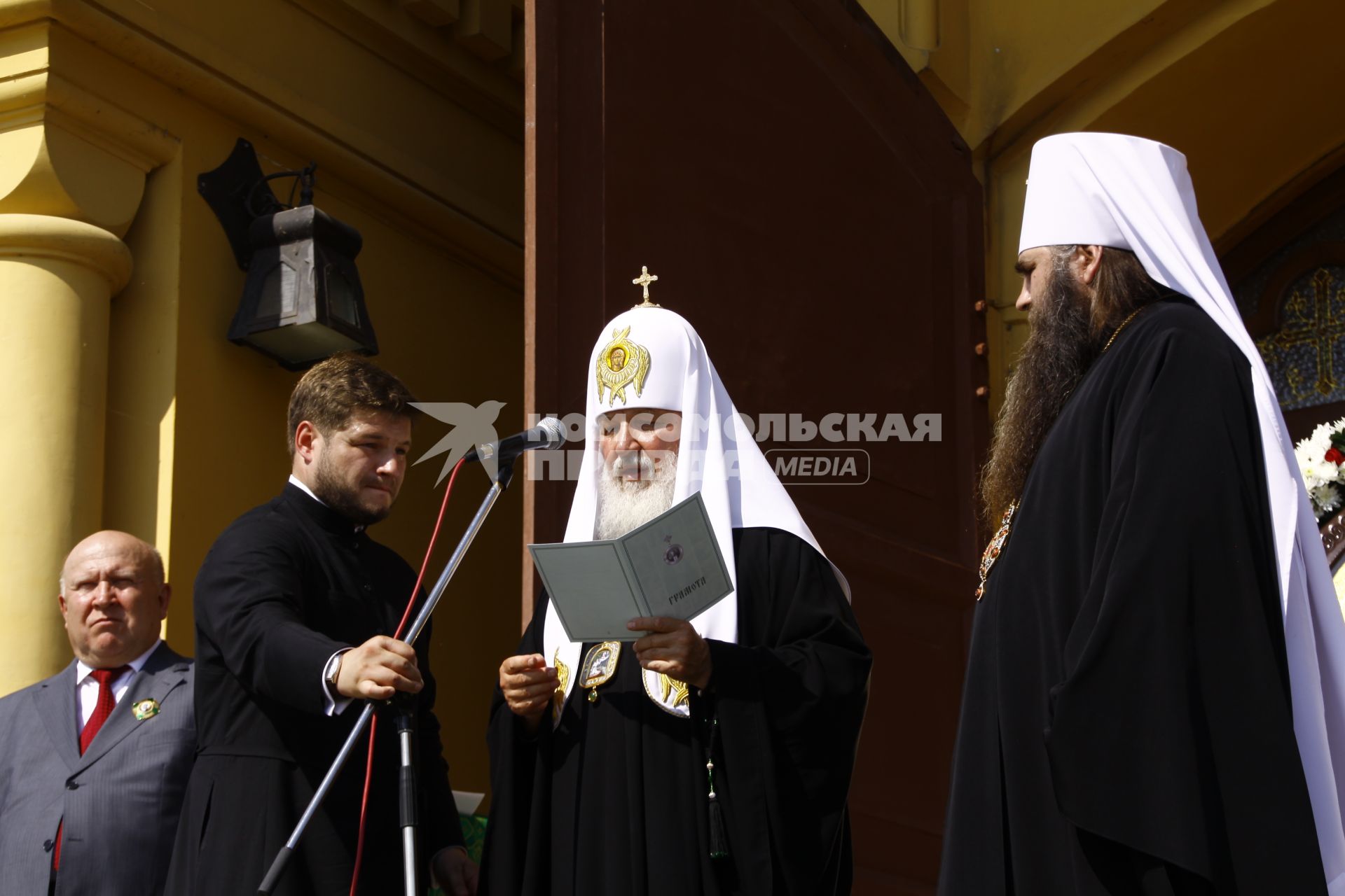 Патриарх Кирилл в Нижнем Новгороде. День памяти Серафима Саровского. Освящение колокола `Соборный`. На снимке: губернатор нижегородской области Валерий Шанцев (с красным галстуком), Патриарх Кирилл и митрополит Нижегородский и Арзамасский Георгий.