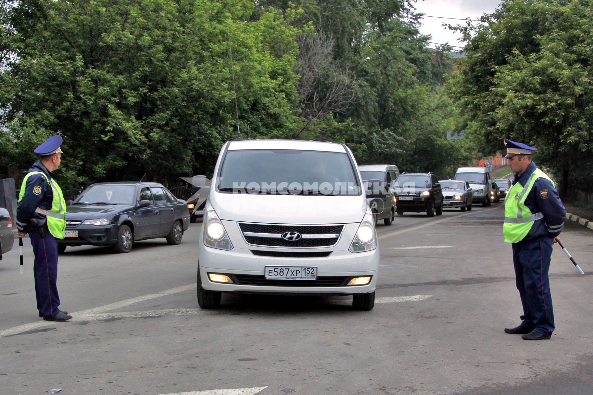 Два сотрудника ДПС ГИБДД остановили проезжающий автомобиль для проверки документов.