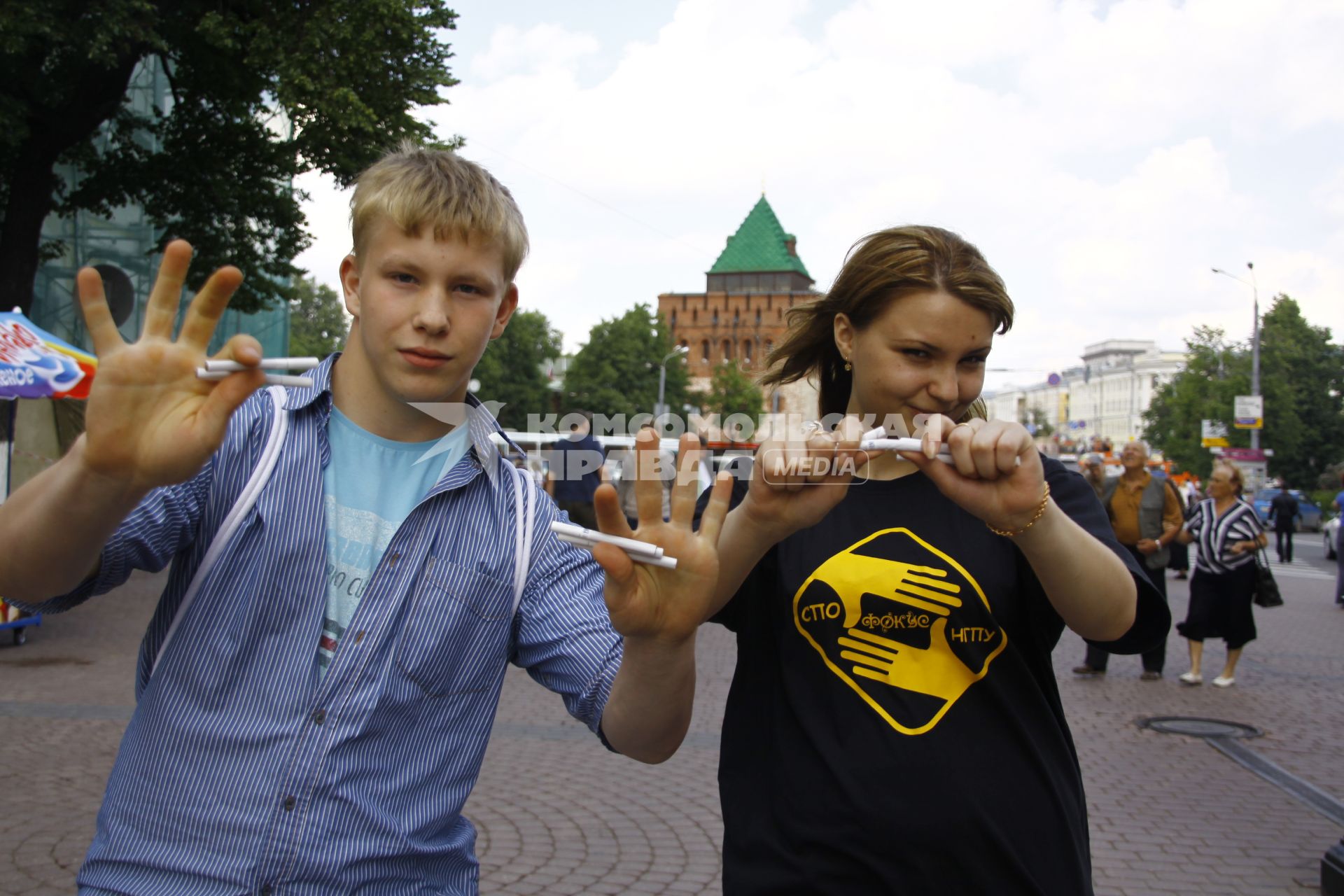 День отказа от курения в Нижнем Новгороде. Молодые девушка и юноша ломают сигареты.