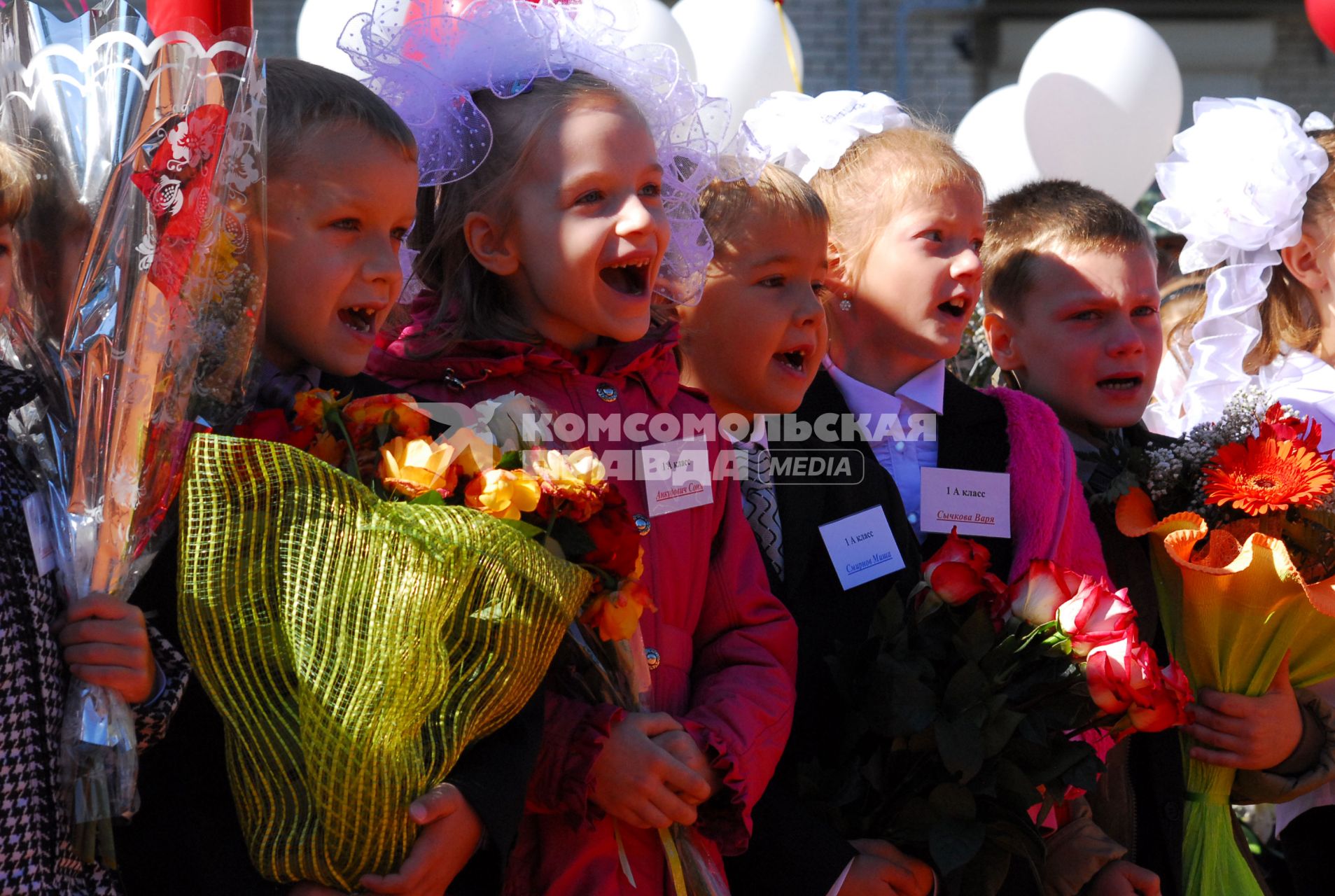 Улыбающиеся первоклассники.