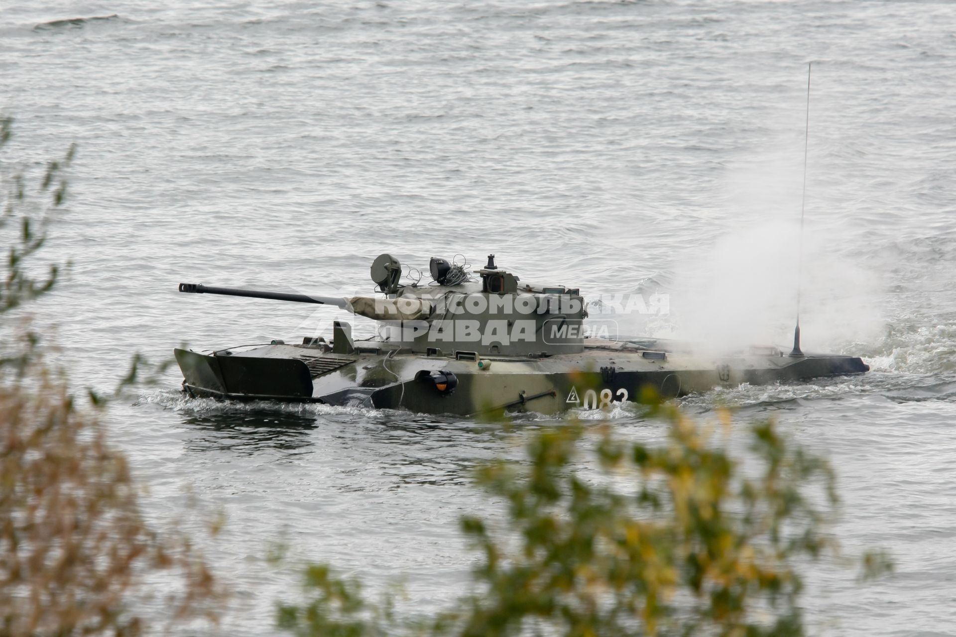 БМД, боевая машина десанта преодолевает водную преграду.