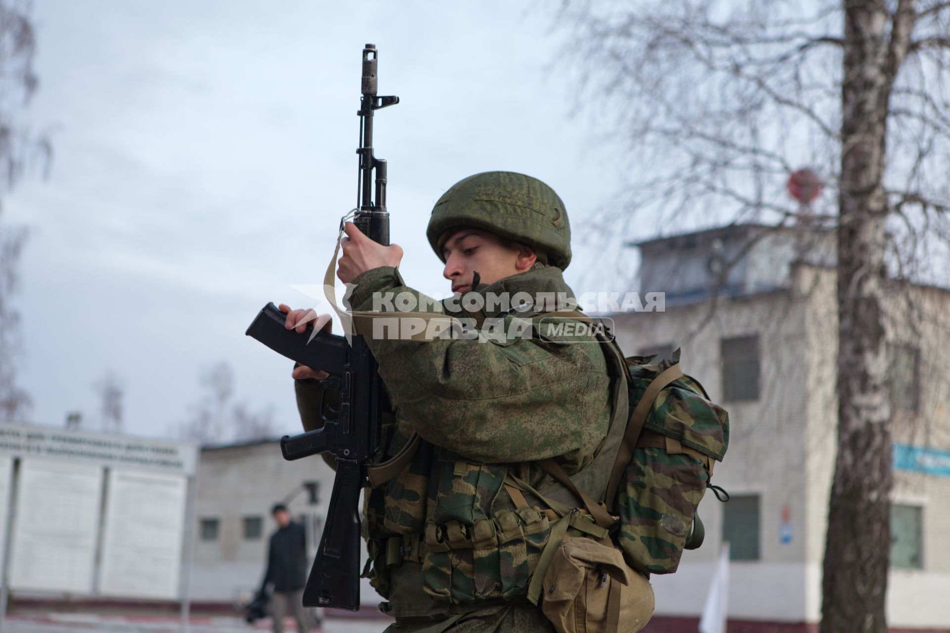 51-й парашютно-десантный полк, 106-й военно-десантной дивизии. Десантник разбирает Автомат Калашникова.