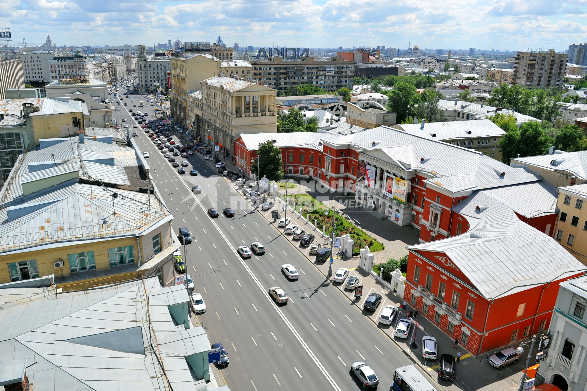 Виды Москвы. На снимке: музей современной истории России (красный справа). Тверская улица.