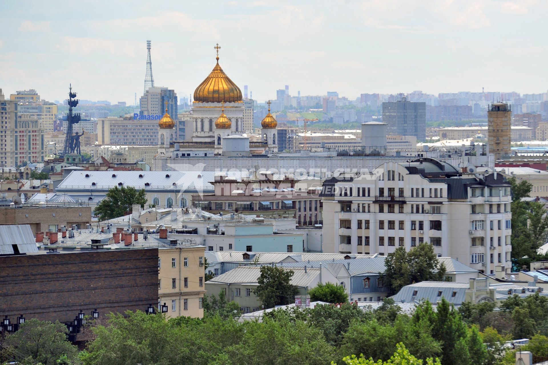 Виды Москвы. Храм Христа Спасителя. Памятник Петру первому.