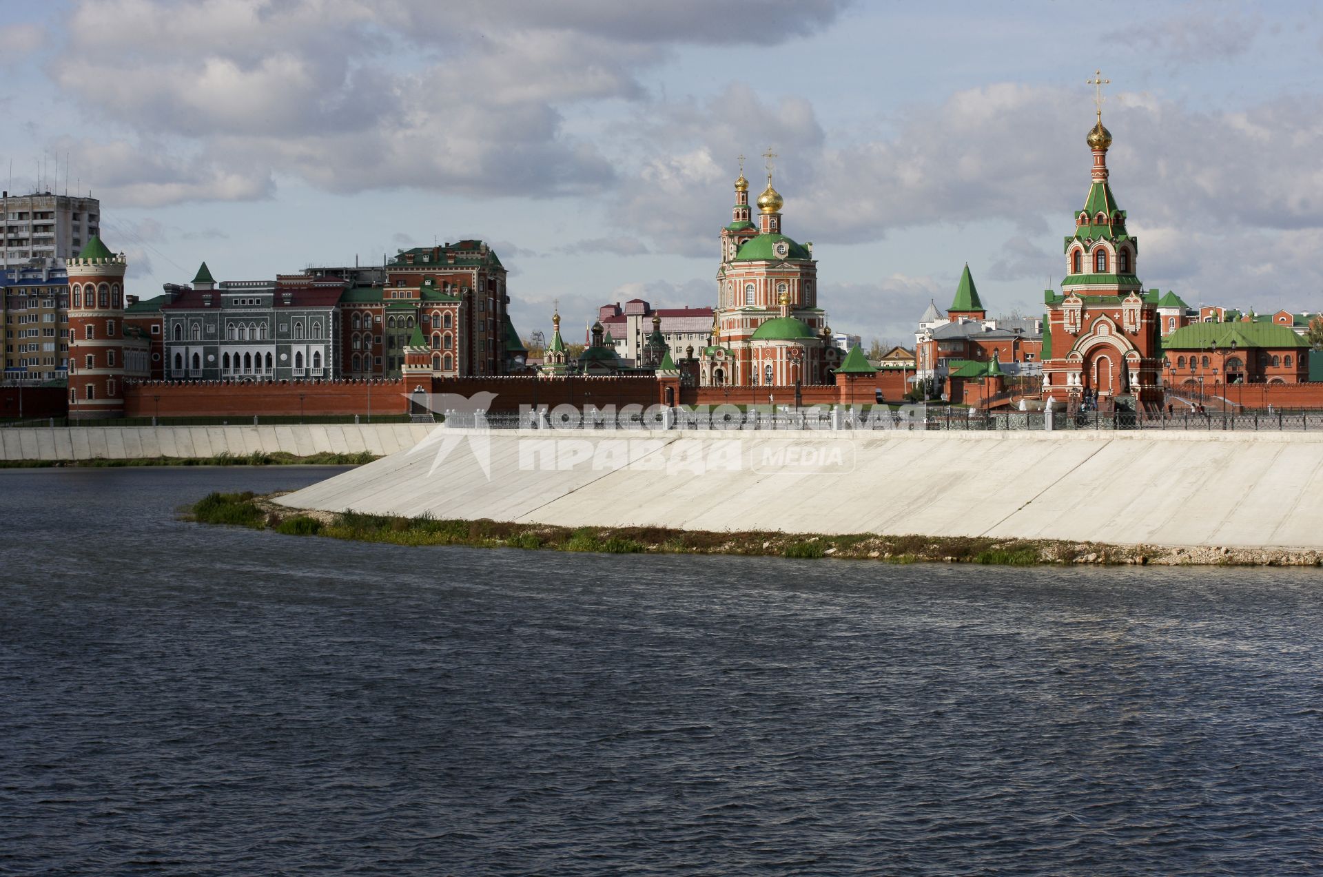 Республика Марий Эл, г. Йошкар-Ола. Набережная реки Малая Кокшага. Слева - на правом берегу реки Малая Кокшага Воскресенская церковь и Патриаршая площадь на левом берегу Молой Кокшаги (справа).