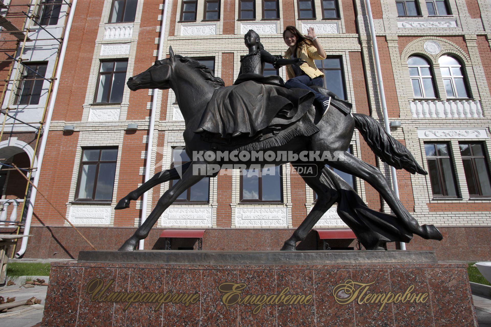 Республика Марий Эл, г. Йошкар-Ола. Памятник `Императрице Елизавете Петровне` на левобережной набережной.