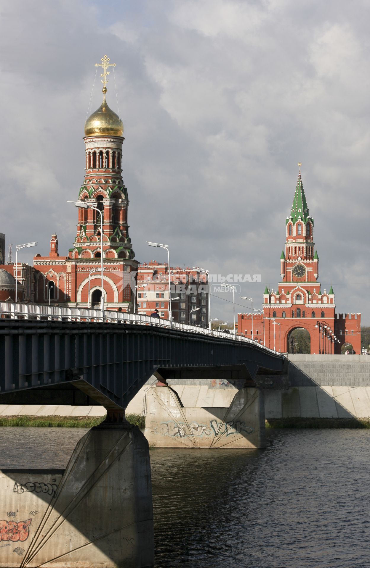 Республика Марий Эл, г. Йошкар-Ола. Кремль и набережная реки Малая Кокшага. Театральный мост через реку Малая Кокшага ведет к Благовещенскому собору и Триумфиальной арке Благовещенской башни.