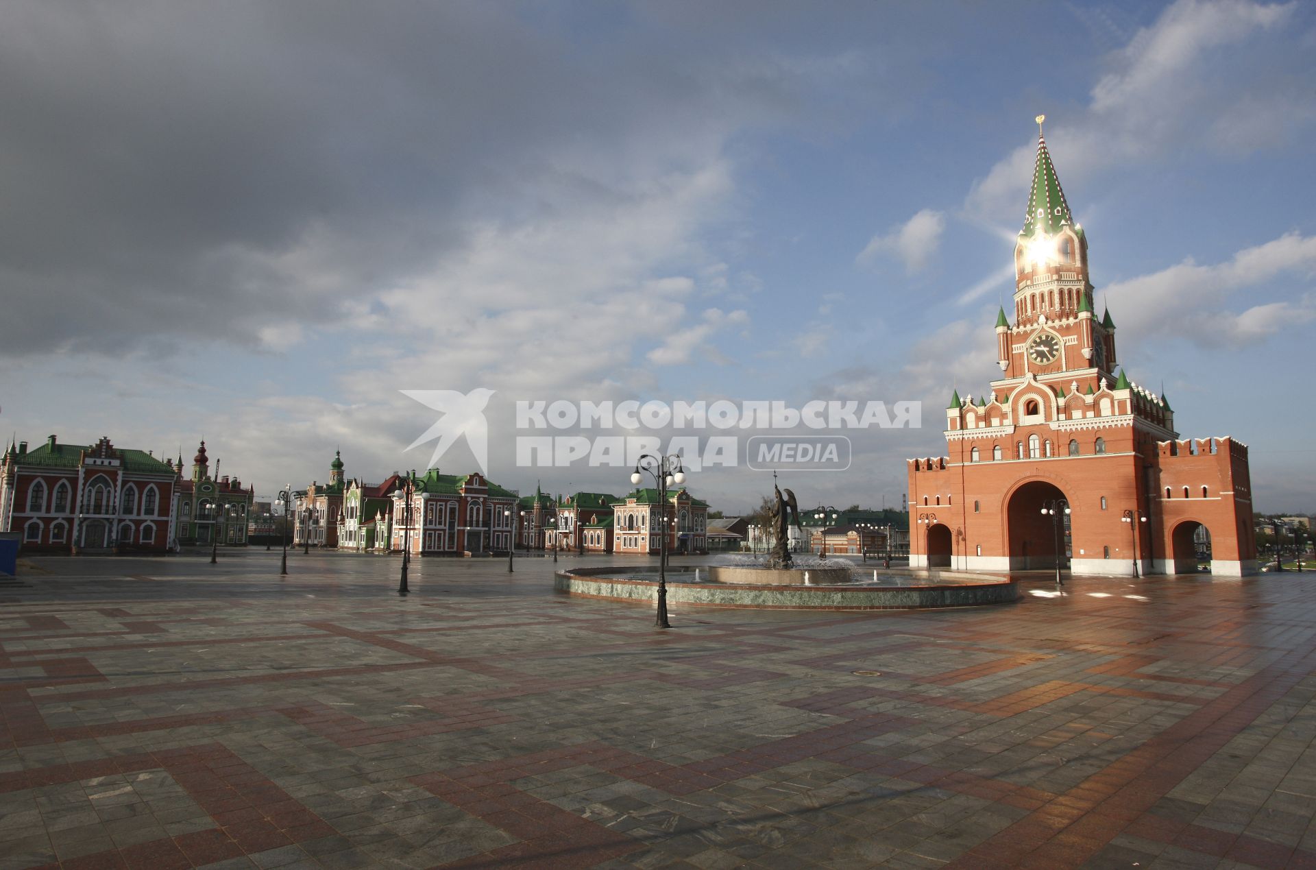 Республика Марий Эл, г. Йошкар-Ола. На площади Девы Марии Благовещенская башня с Триумфальной аркой и фонтан с фигурой Архангела Гавриила в центре.