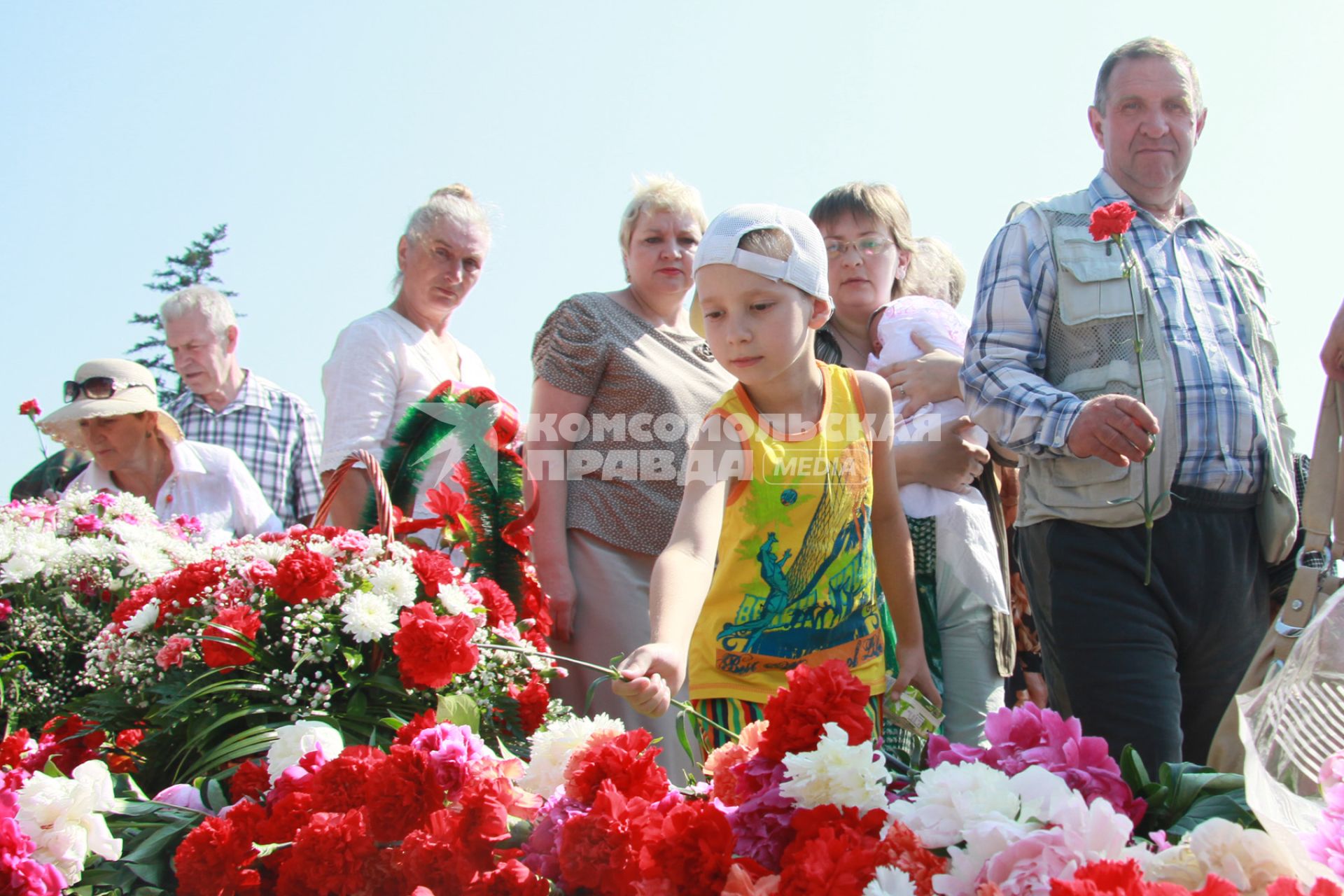 Мемориал памяти павших в ВОВ в Барнауле. Ребенок возлагает цветы.