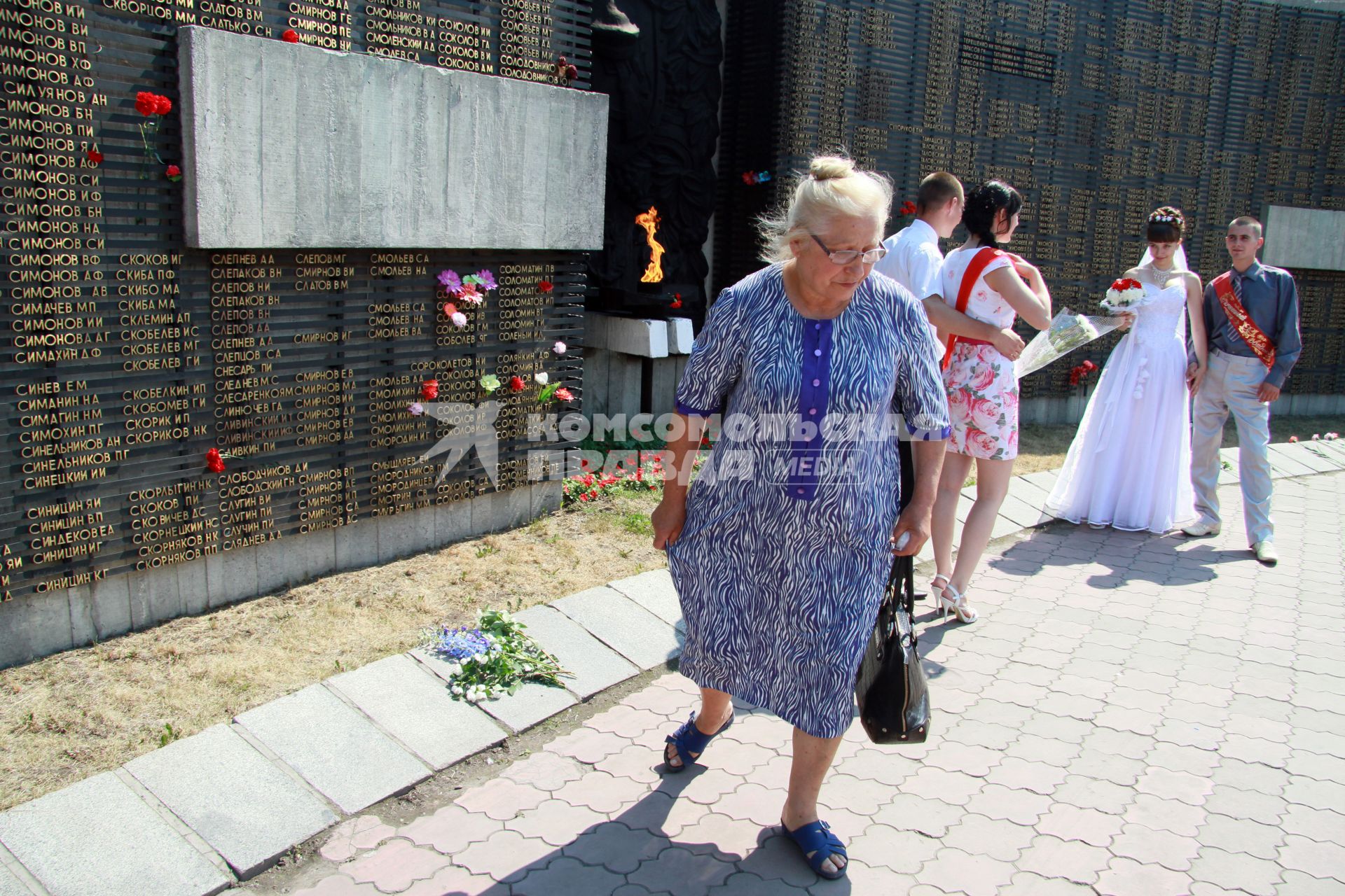 Мемориал памяти павших в ВОВ в Барнауле. Молодожены возлагают цветы к мемориалу.