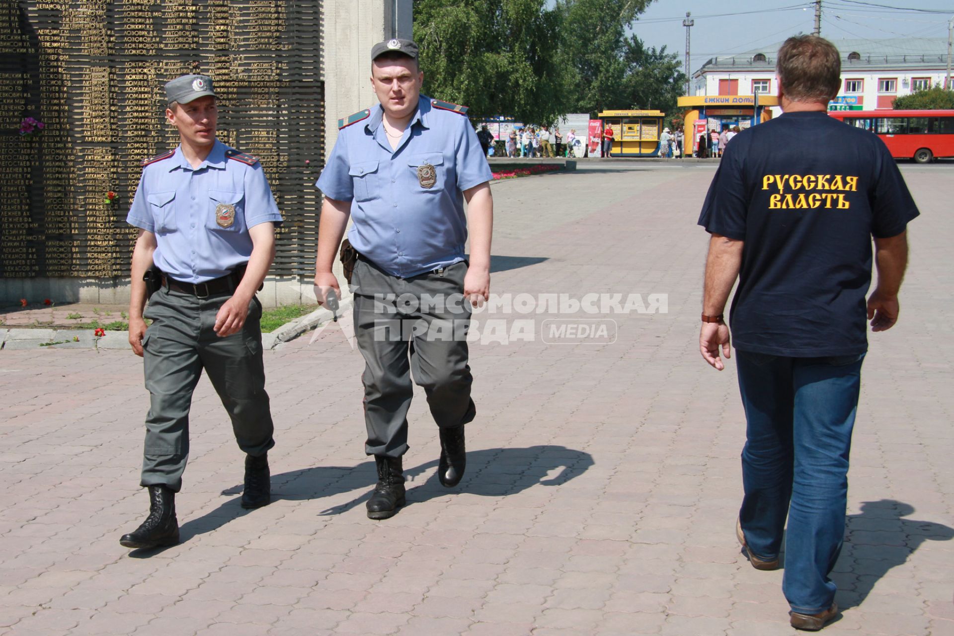 Полицейские и прохожий с надписью на майе: `Русская власть`.