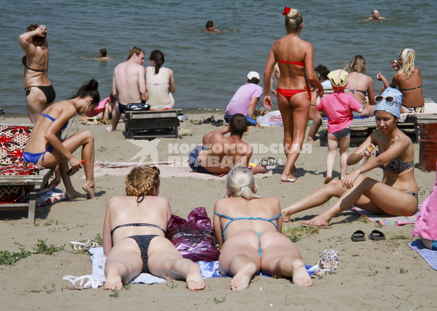 Люди отдыхают на песчаном пляже.
