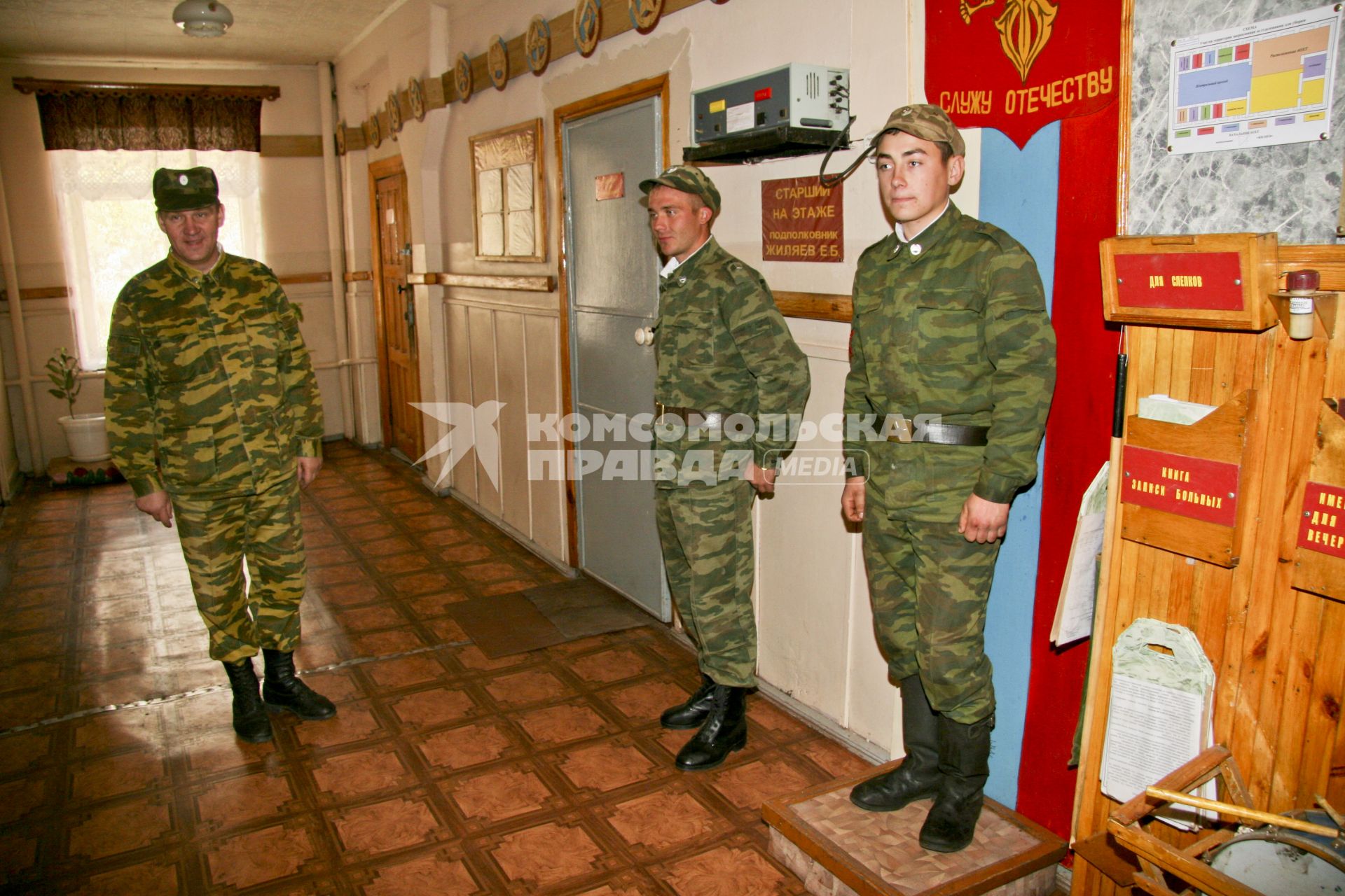 Соладт на посту дежурного в воинской части.