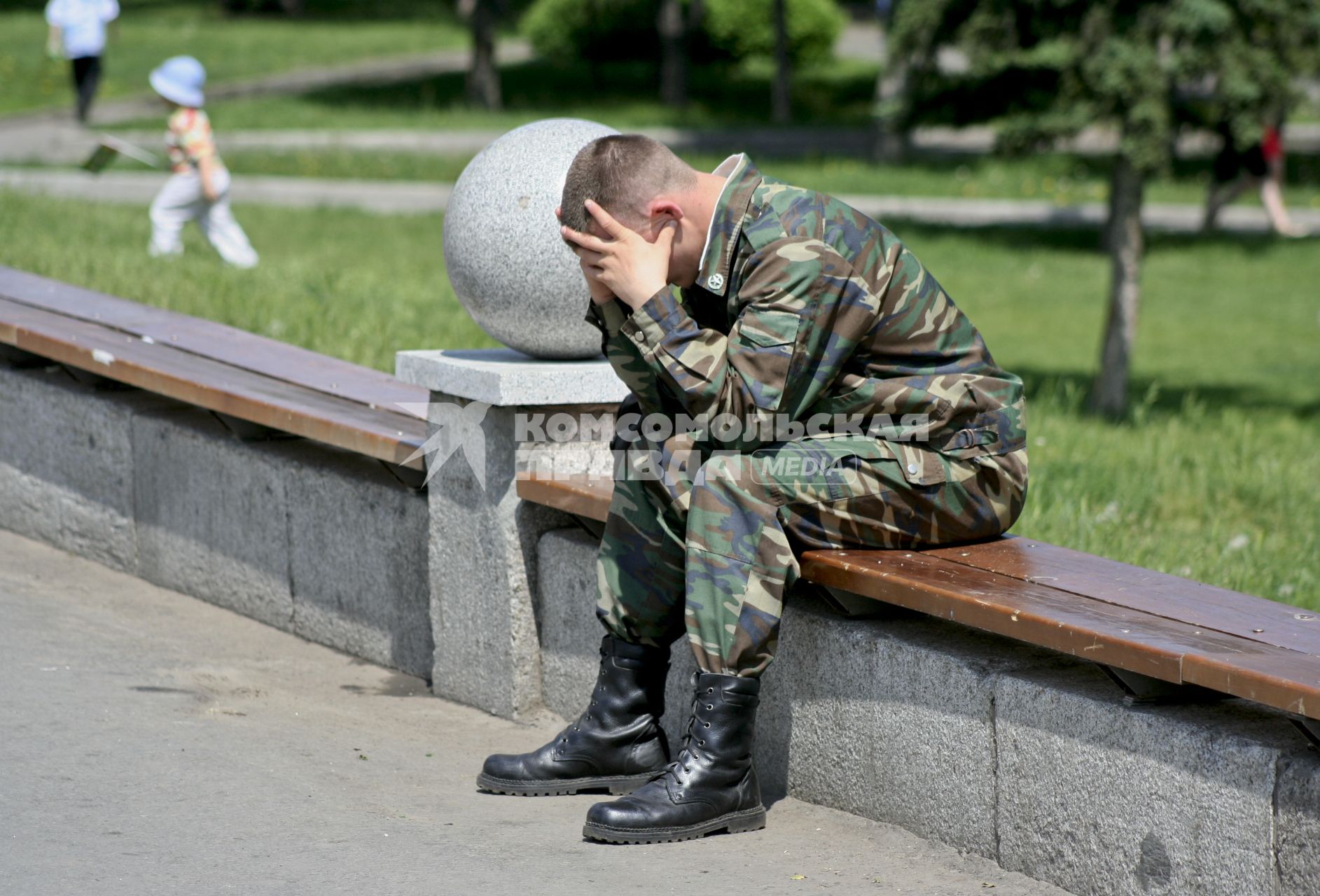 Военный сидит обхватив голову руками.