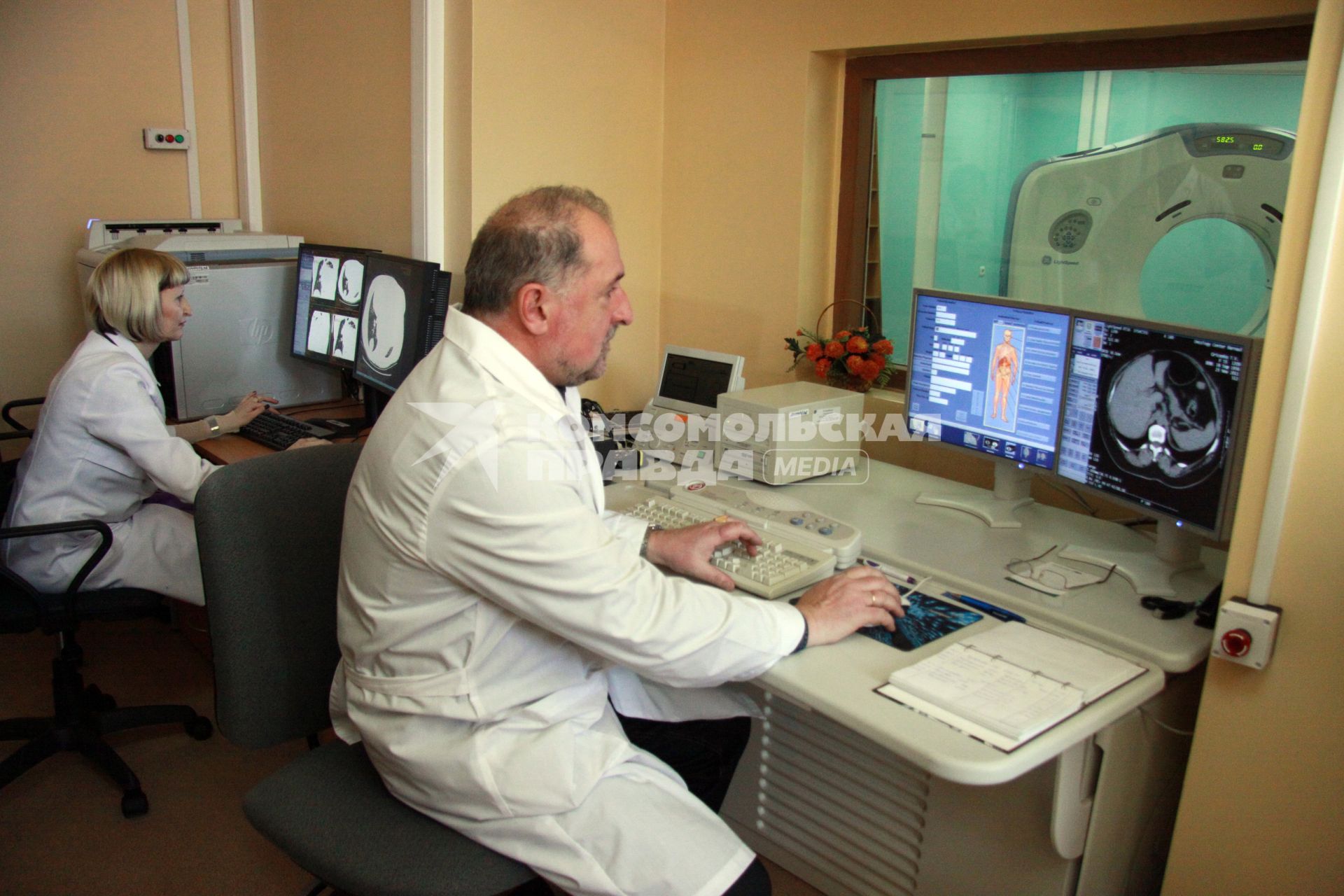 Онкоцентр `Надежда` в Барнауле. Радиологический корпус. Оборудование для компьютерной томографии.