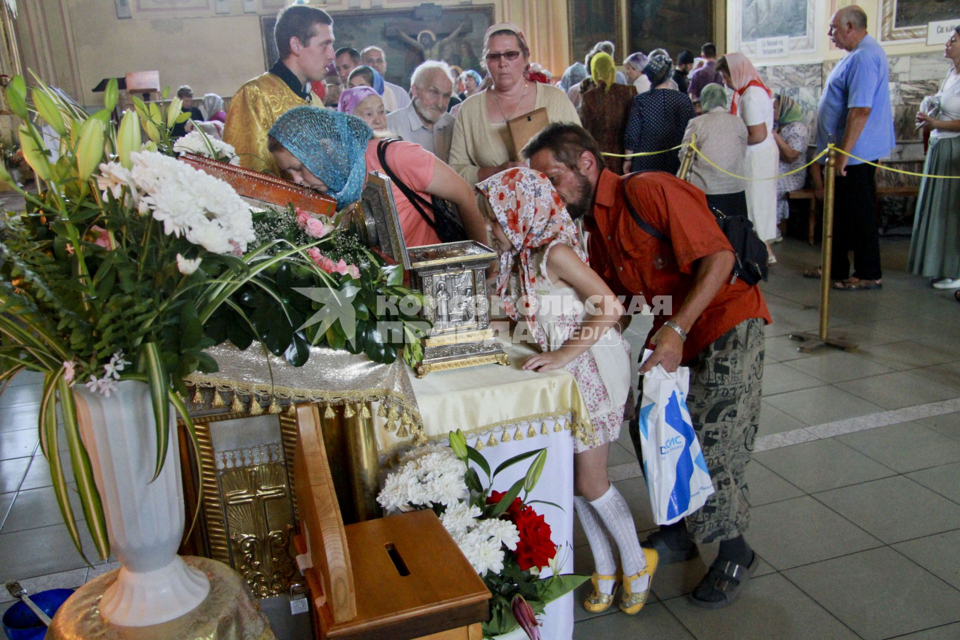 Покровский собор. Девочка прикладывается к ковчегу с мощами Николая Чудотворца.