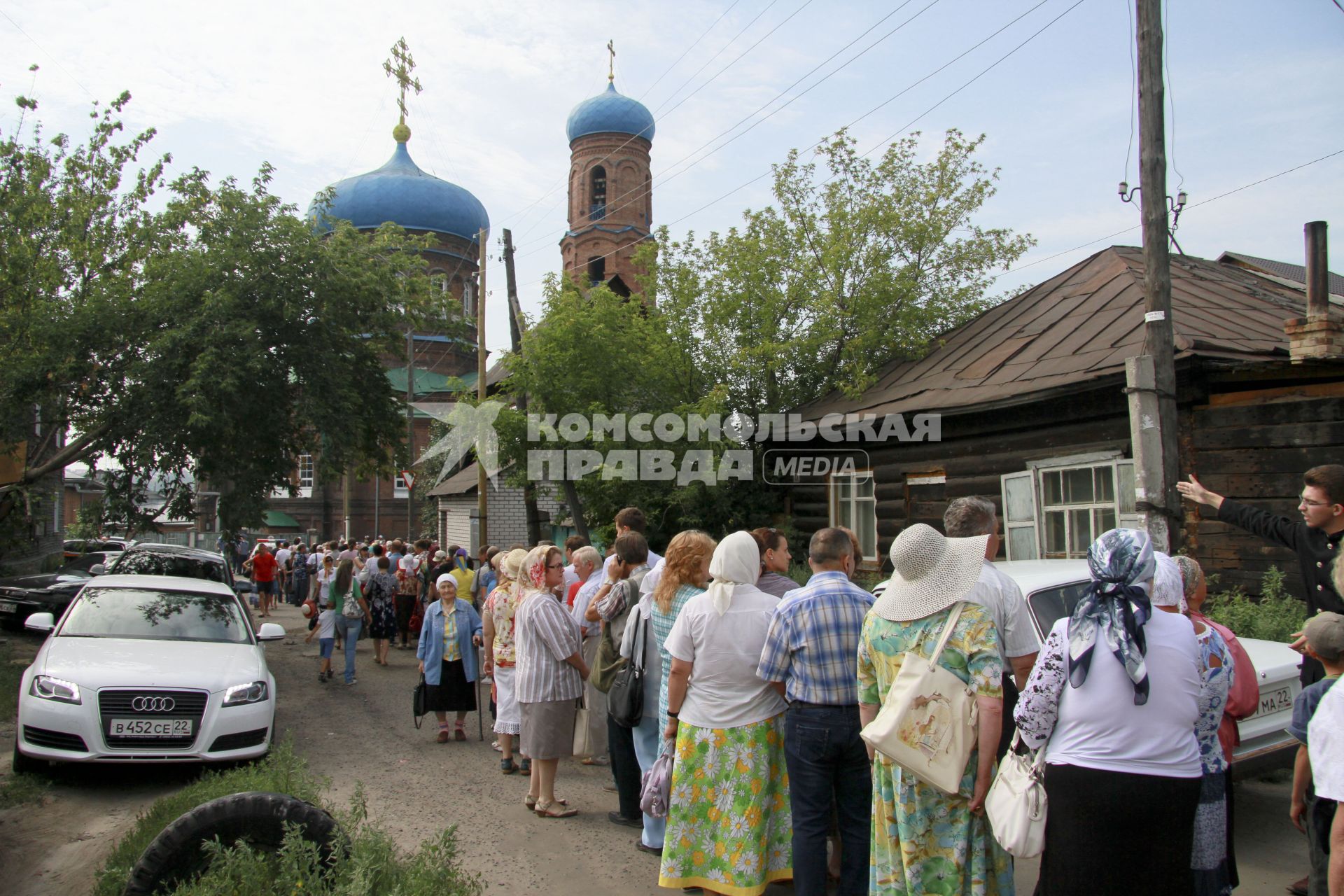 Очередь к мощам Николая Чудотворца около Покровского собора в Барнауле.