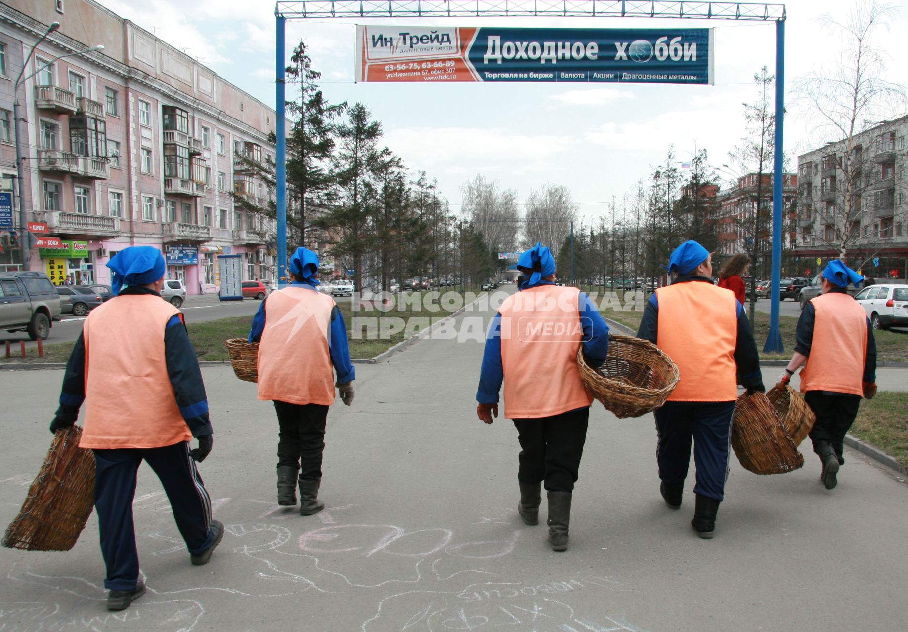 Дворники с корзинами для мусора. Над ними реклама: `Доходное хобби`.