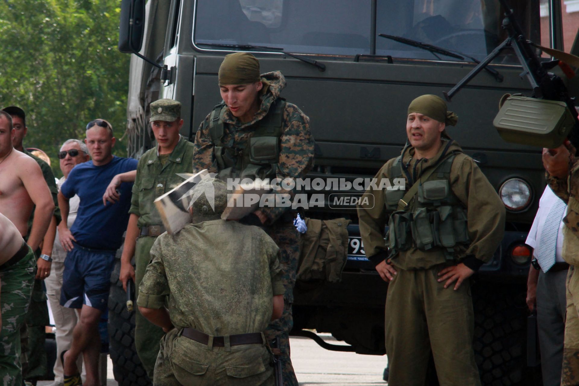 Показательные выступления на праздновании дня десантника. Солдат разбивает доску об голову другого солдата.