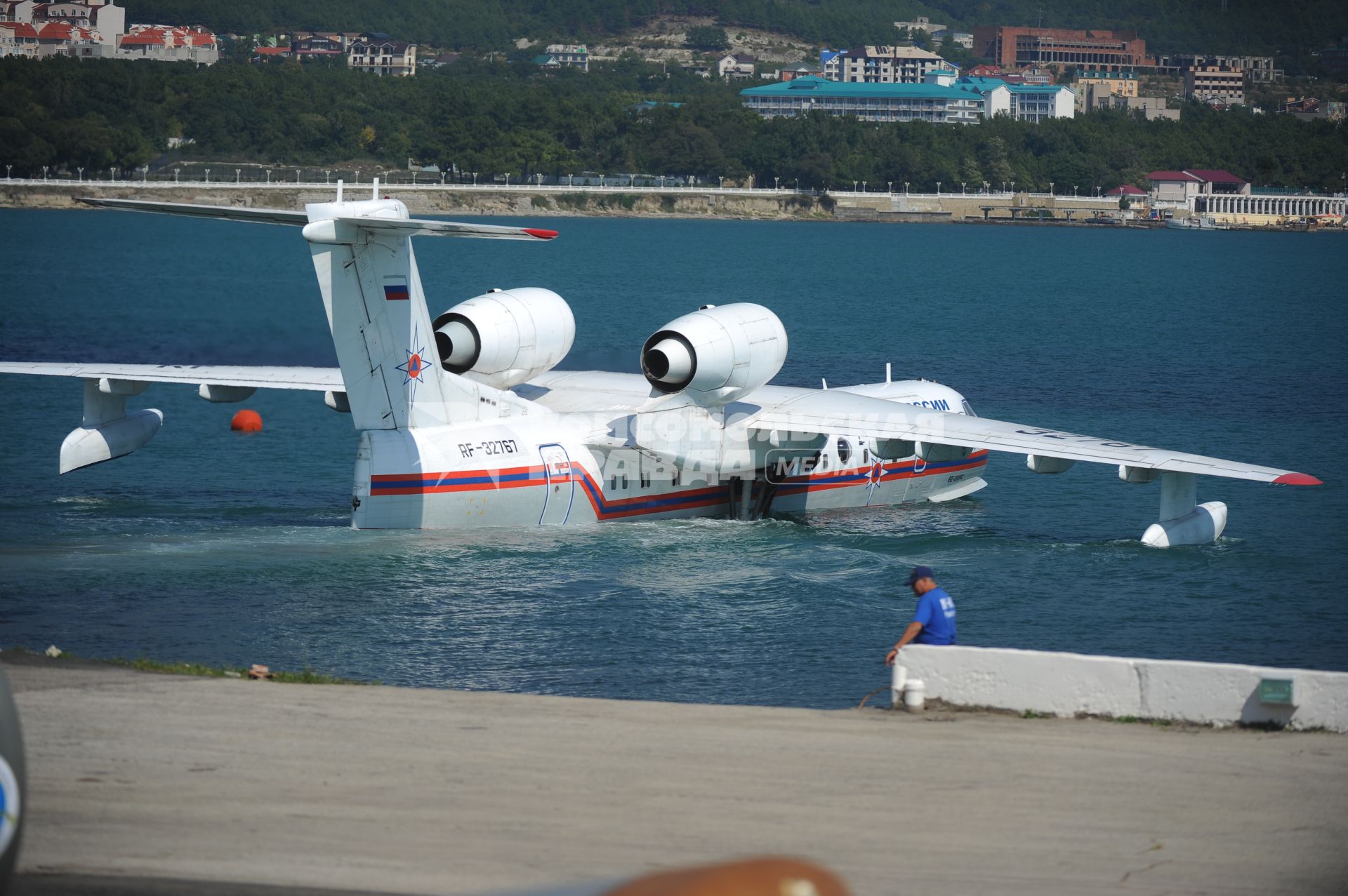 Самолет-амфибия Бе-200ЧС