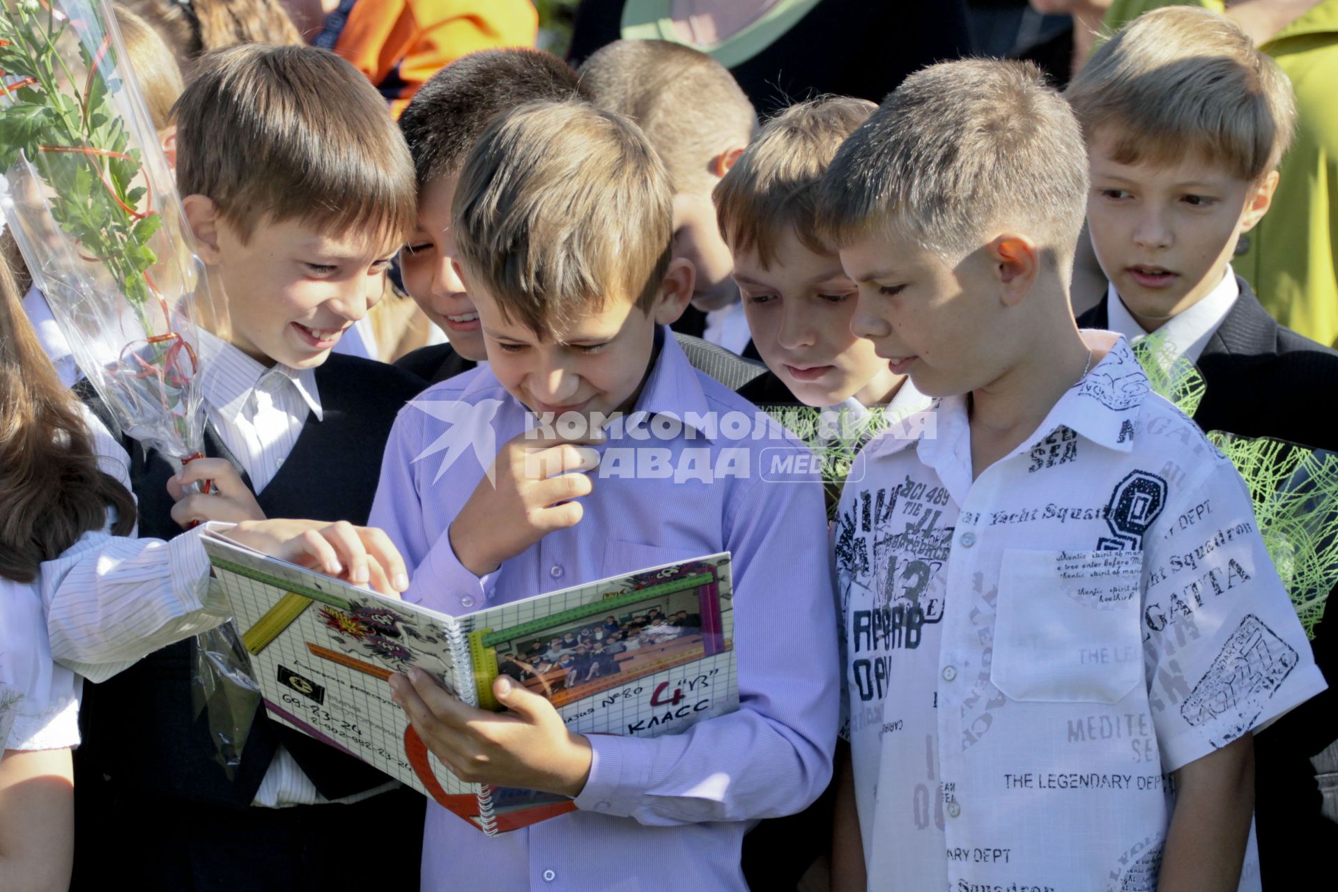 Школьники на праздничной линейке в день знаний.