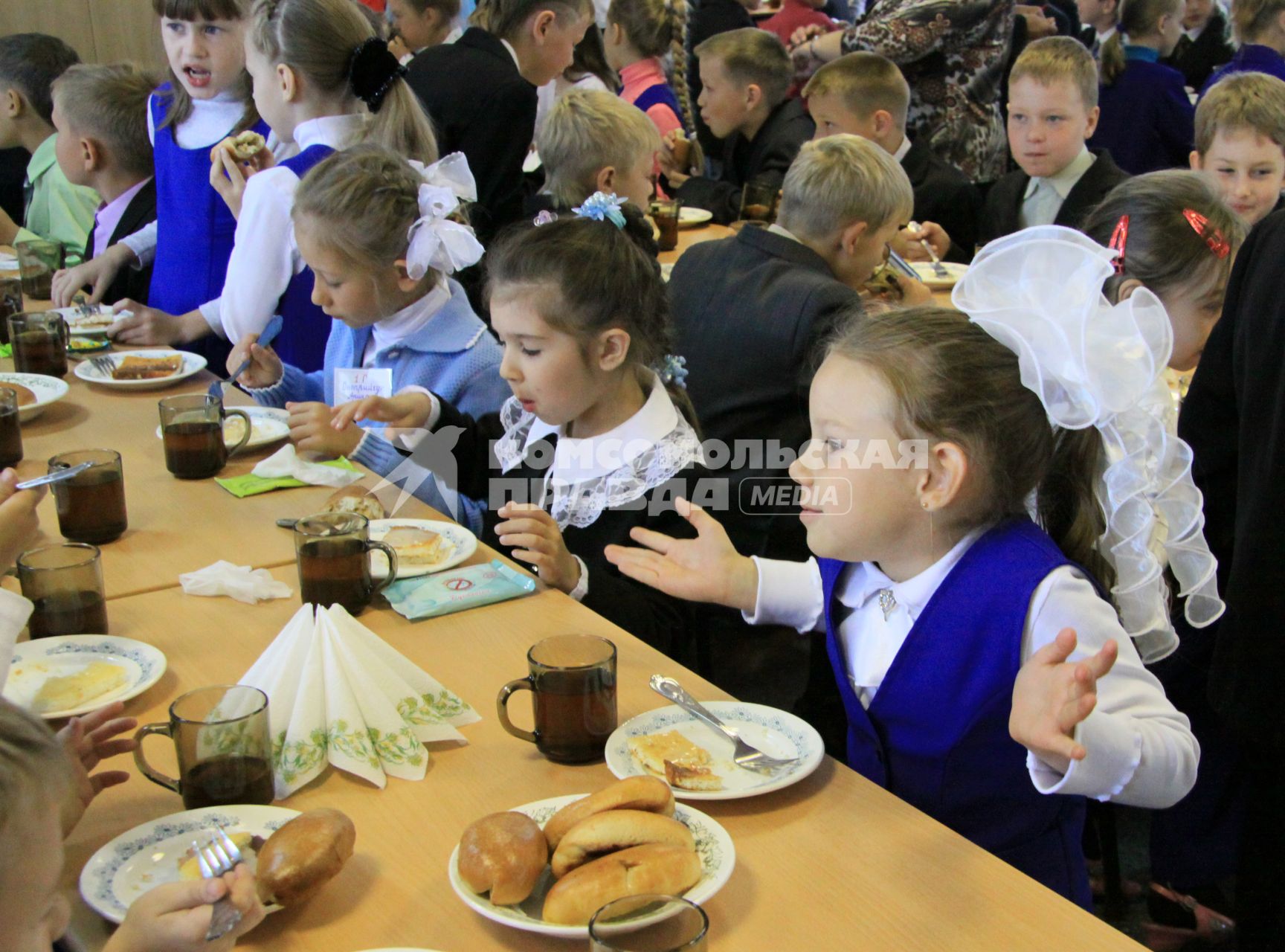 Дети в школьной столовой за приемом пищи.