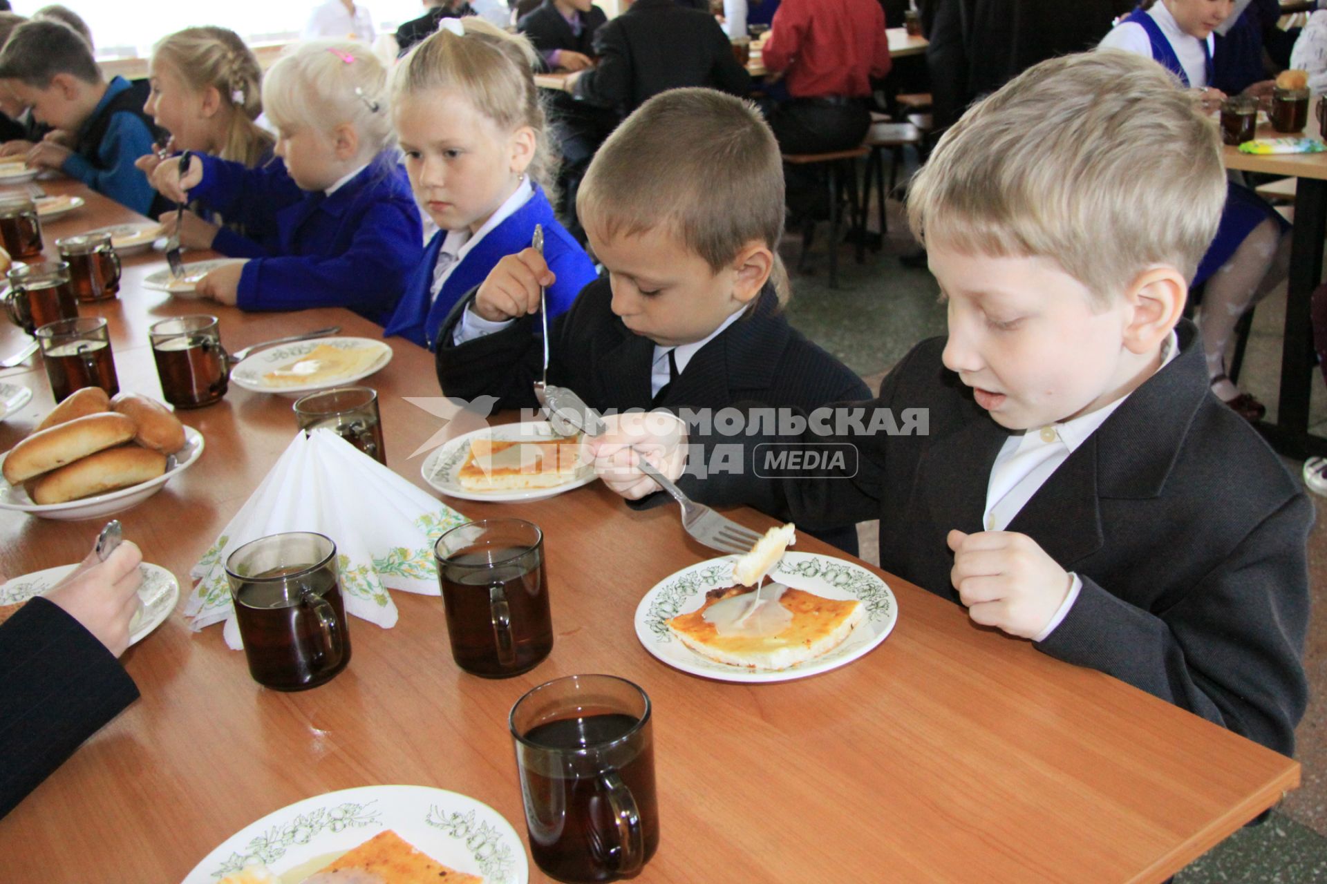 Дети в школьной столовой за приемом пищи.