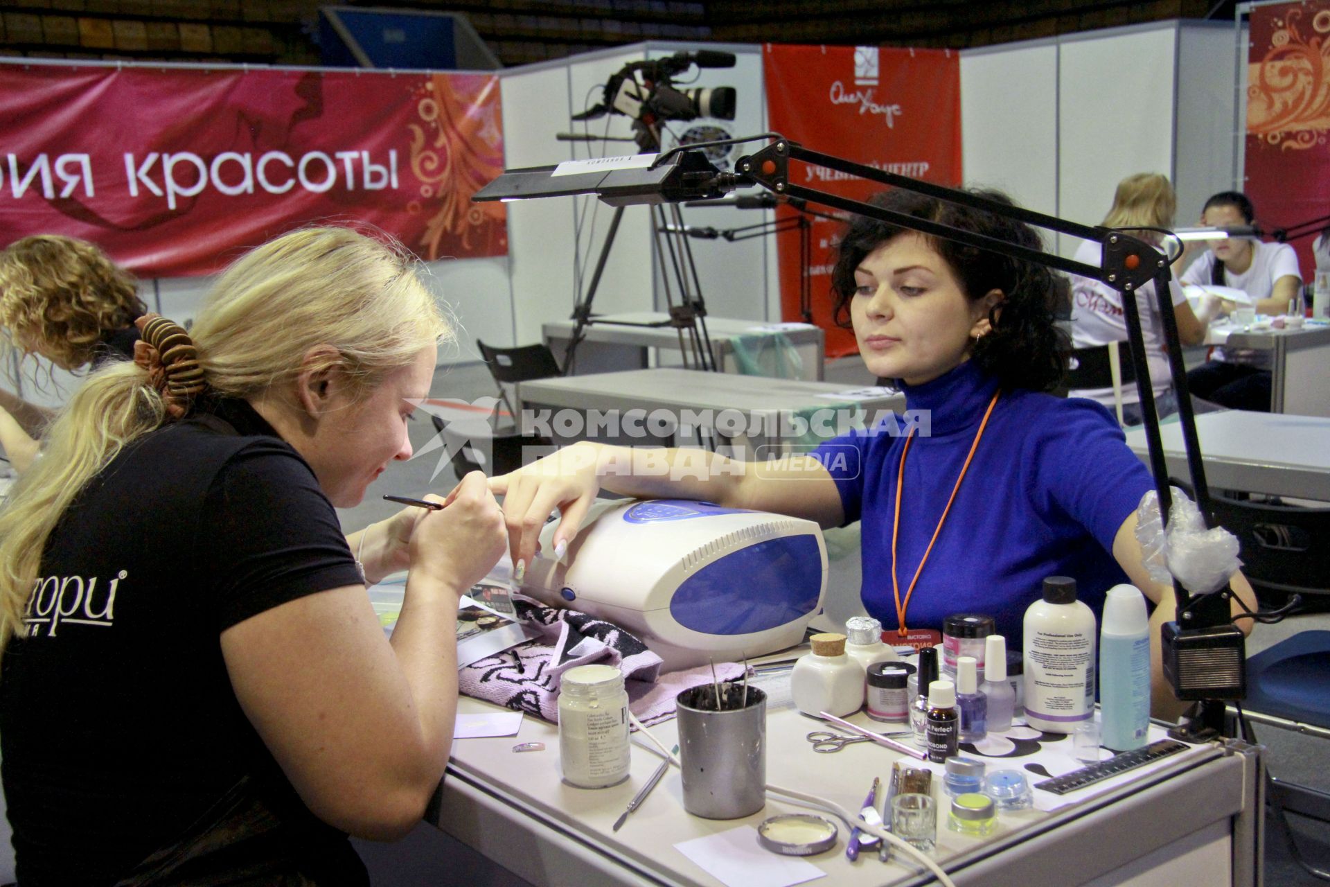Выставка `Индустрия красоты` проходит чемпионат по дизайну ногтей.
