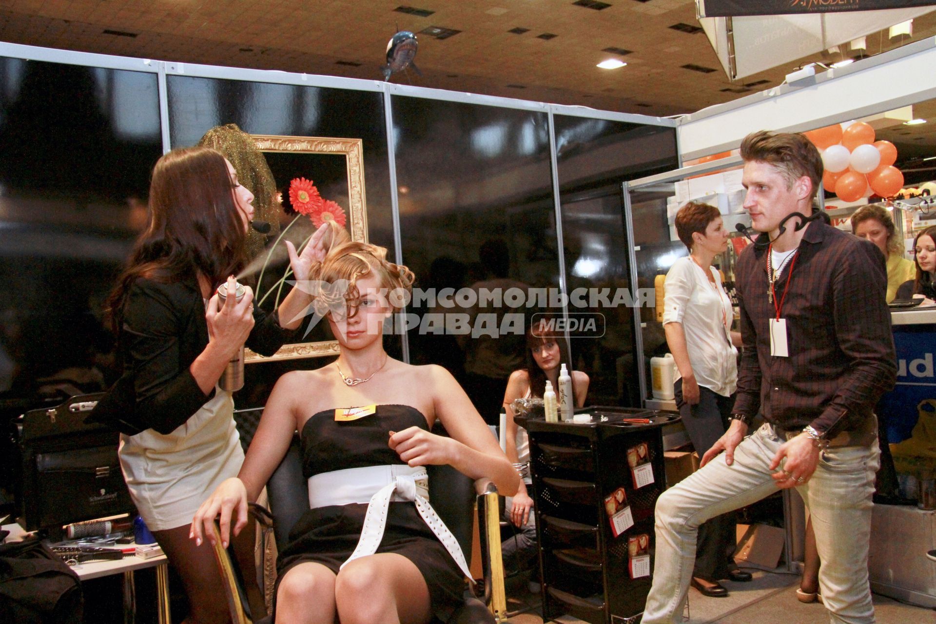 На выставке `Индустрия красоты` проходит мастер-класс парикмахерского искусства.