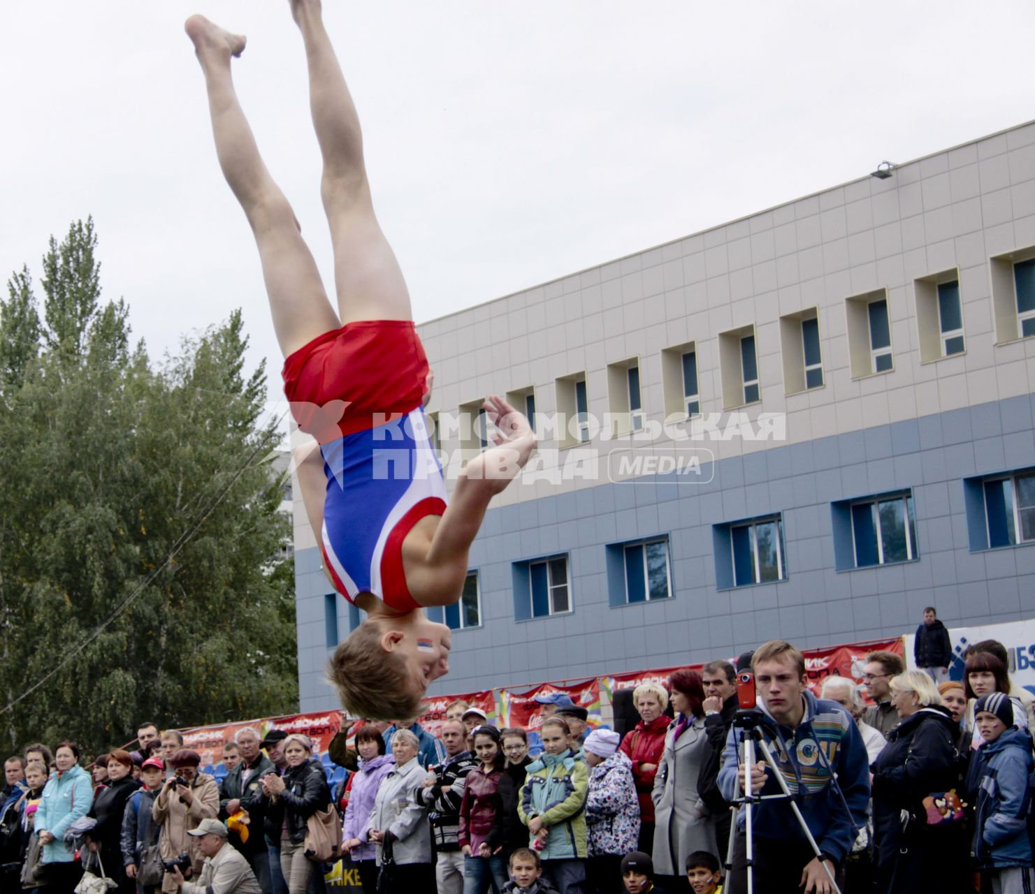 Показательные выступления гимнастов.