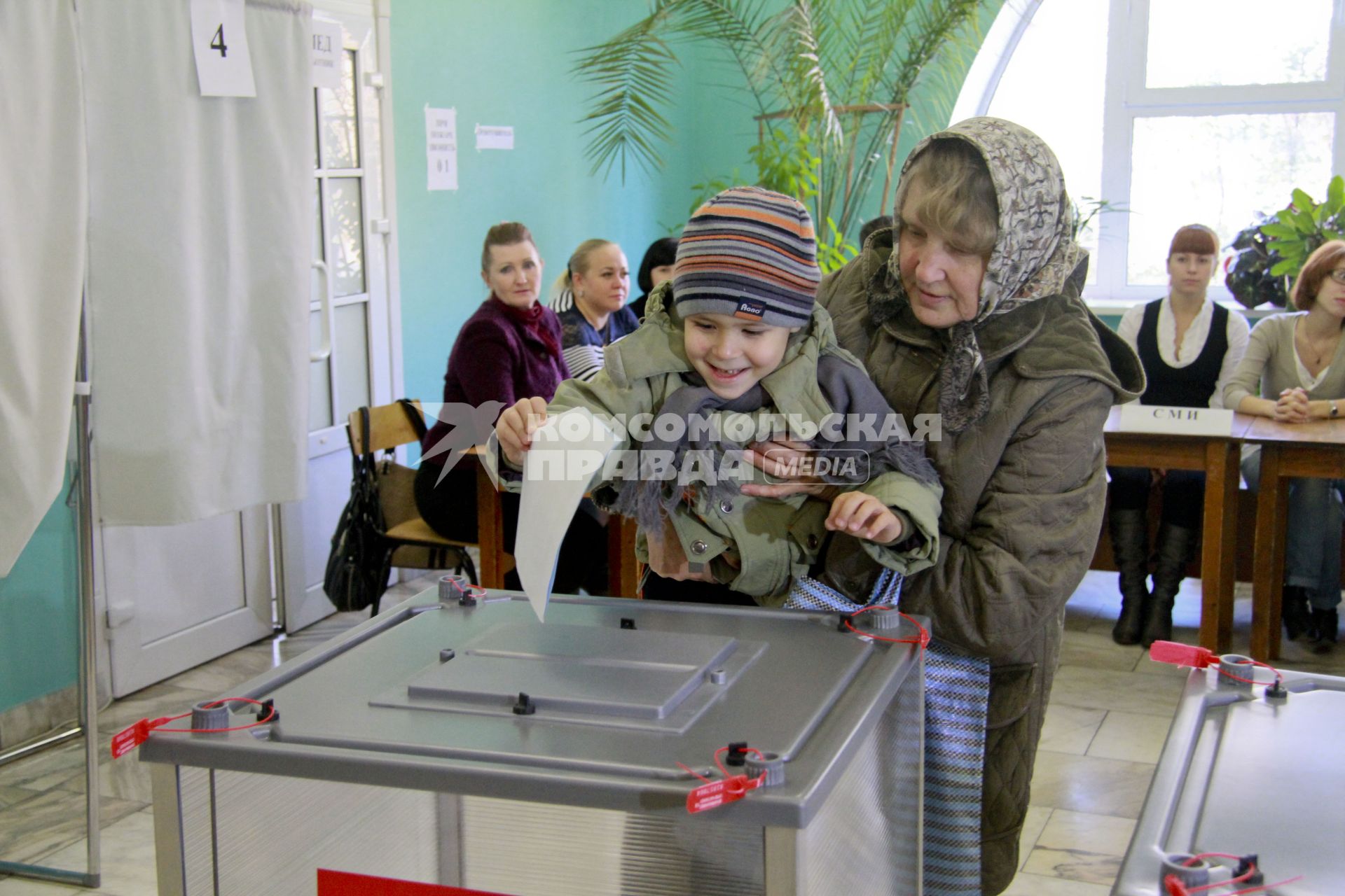 Выборы депутатов городской Думы в Барнауле. Бабушка с внуком голосуют.
