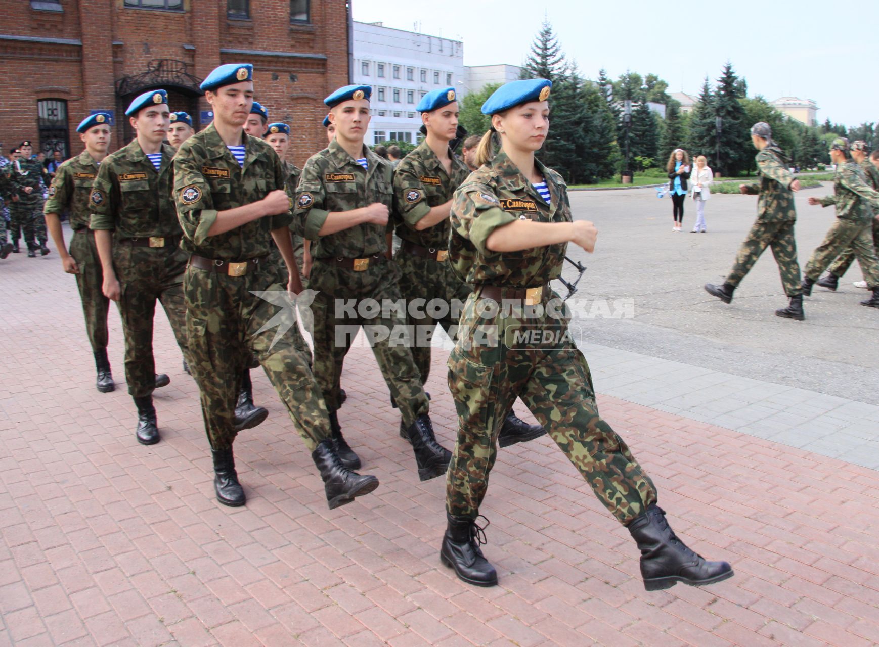 Парад военно-спортивных клубов. Девушка командует парнями.