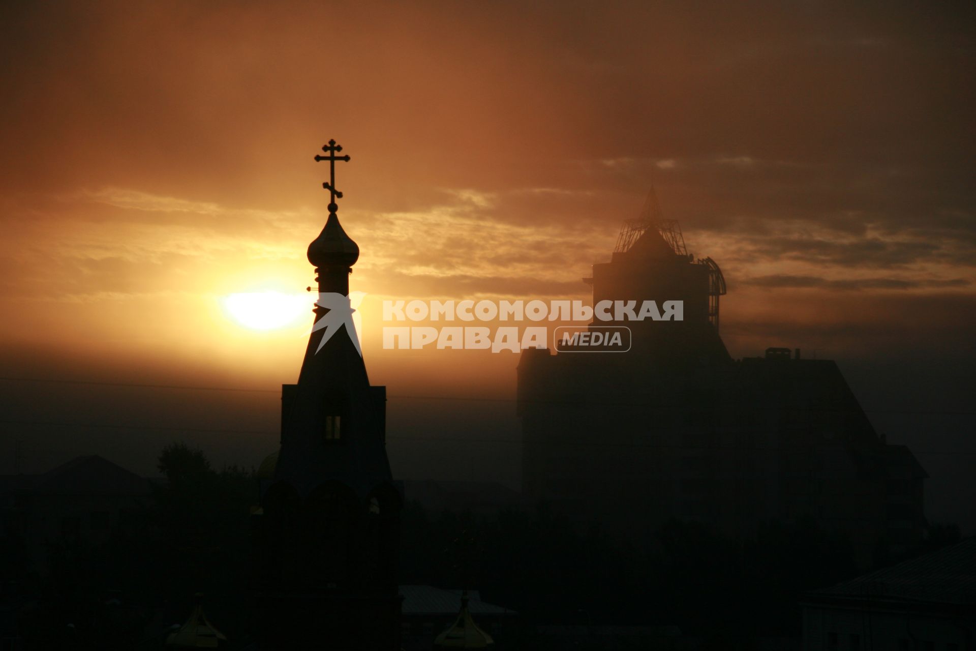 Восход над церковью.