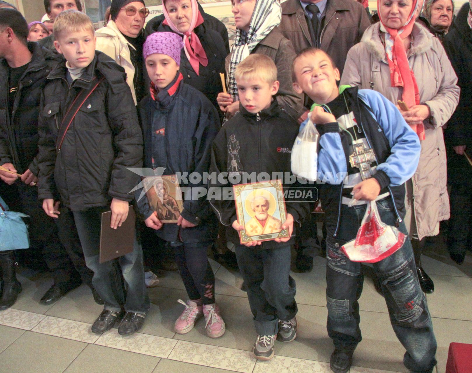 Ученики воскресной школы в церкви. Один мальчик кривляется.