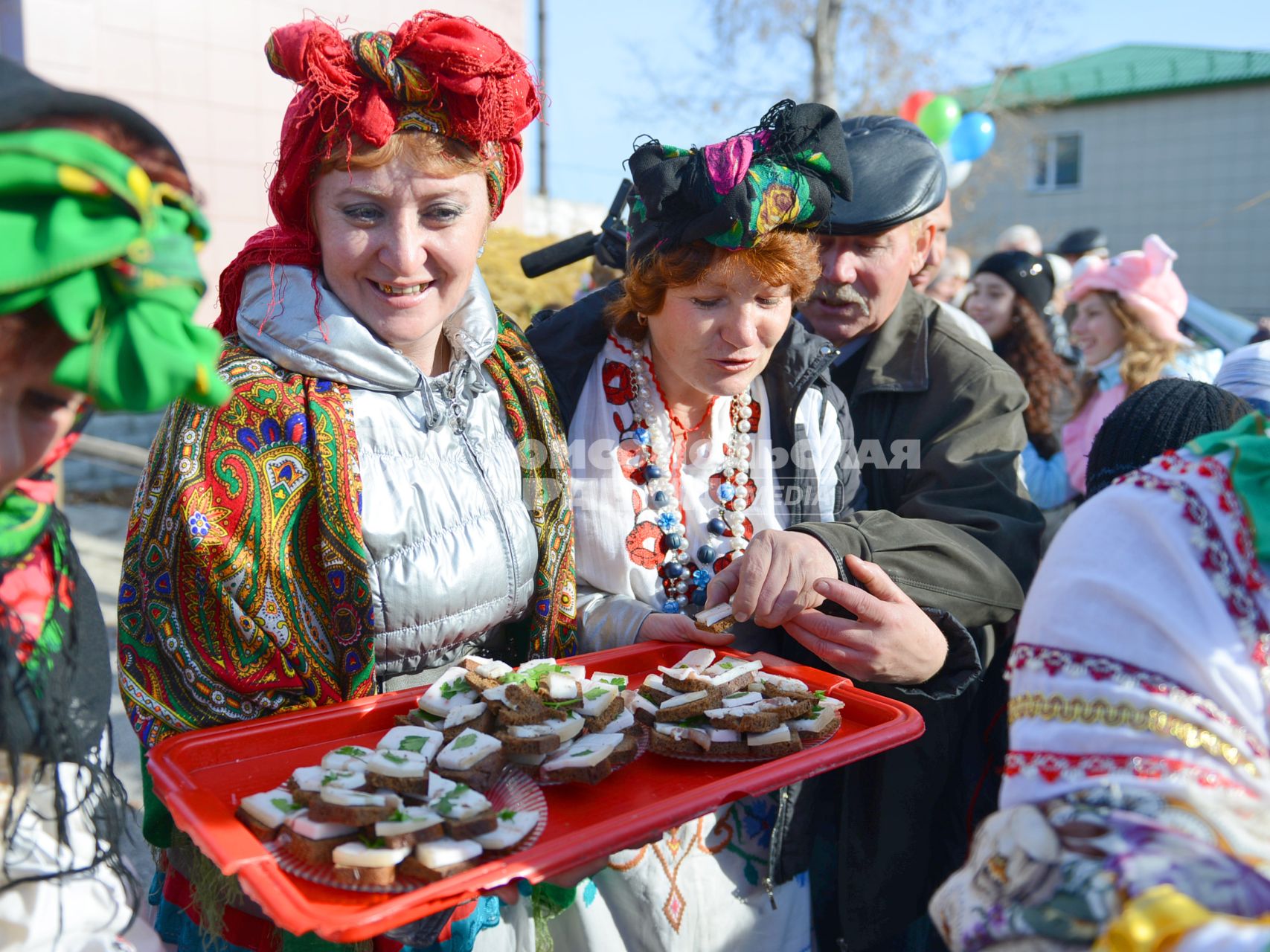 Праздник сала в Новосибирске. На снимке: люди пробуют сало.
