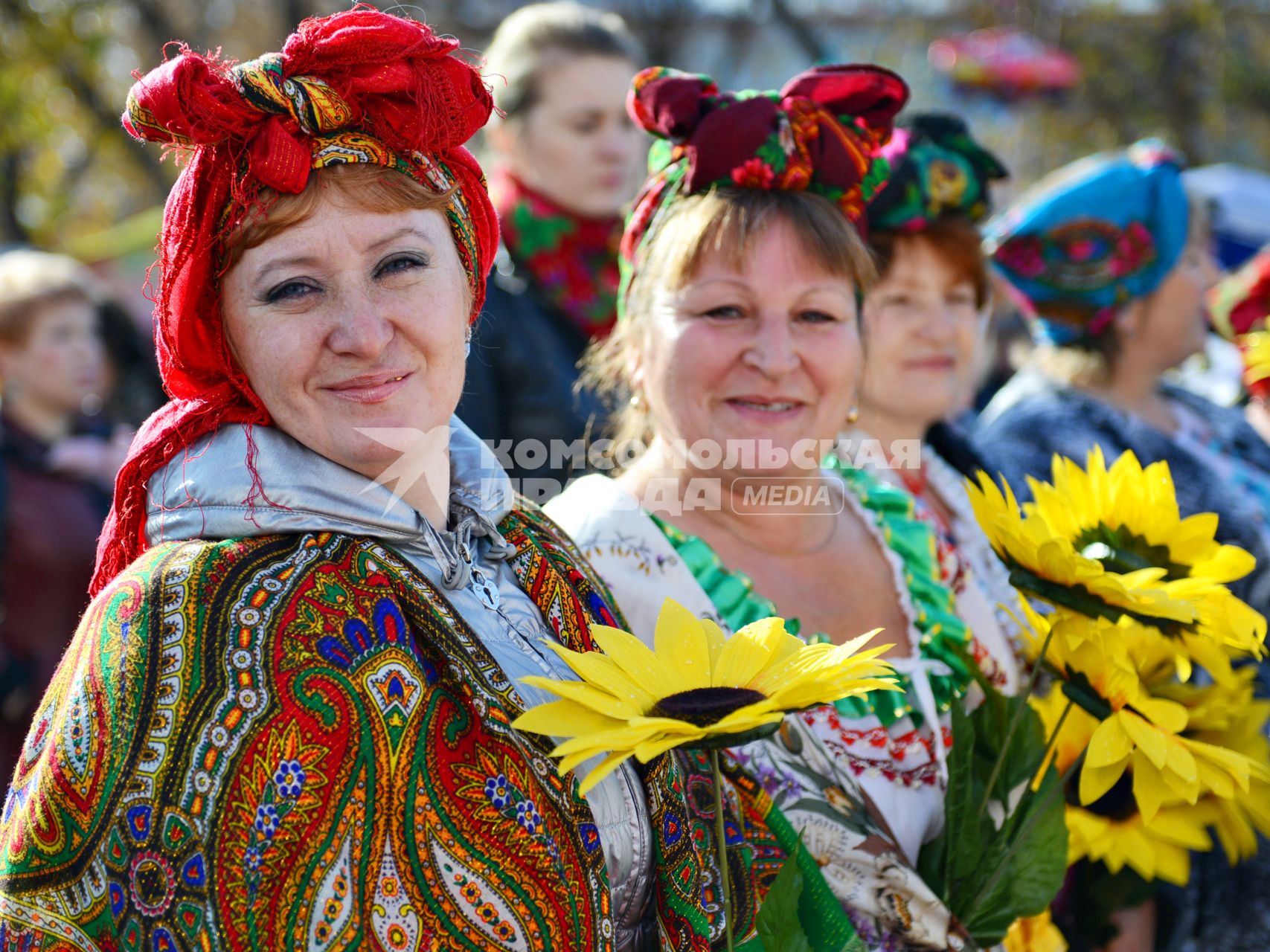 Праздник сала в Новосибирске. На снимке: женщины в национальных украинских нарядах.