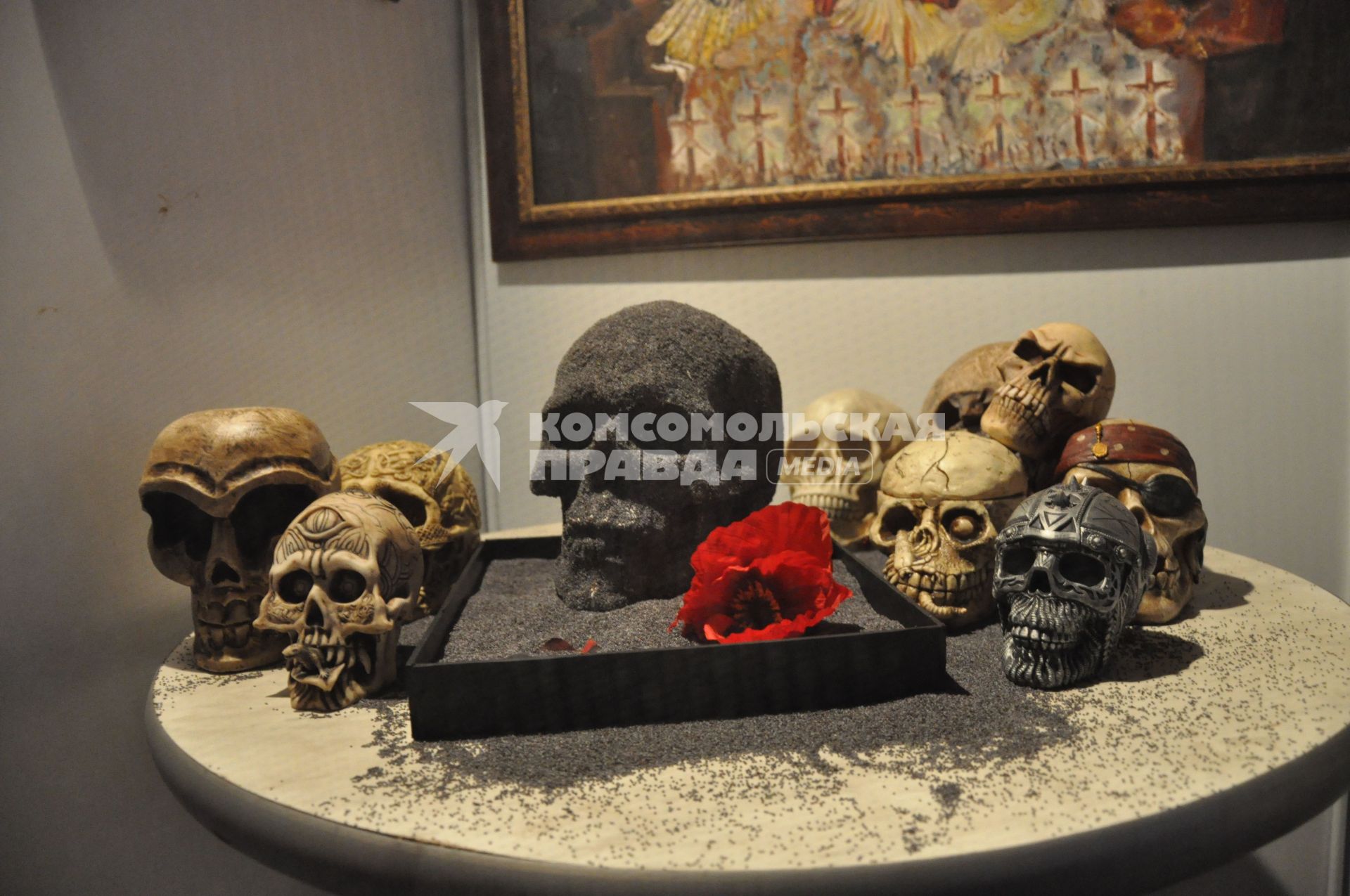 Антинаркотическая акция `Выбери жизнь` в Новосибирске. На снимке: Инсталляция с черепами.