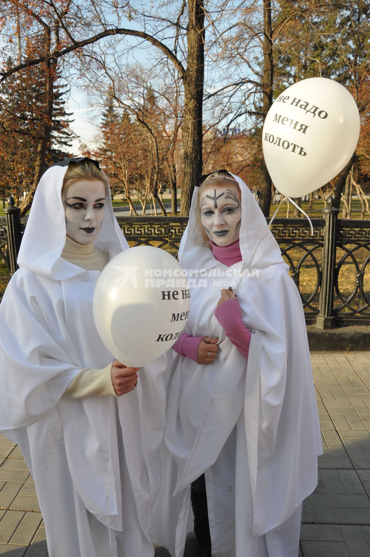 Антинаркотическая акция `Выбери жизнь` в Новосибирске. На снимке: Девушки в белых накидках с воздушными шариками на которых написано: `Не надо меня колоть`.