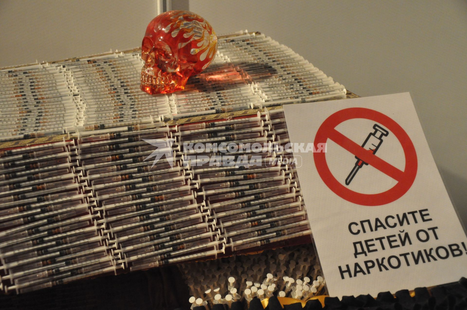 Антинаркотическая акция `Выбери жизнь` в Новосибирске. На снимке: Медицинские шприцы с табличкой `Спасите детей от наркотиков`.