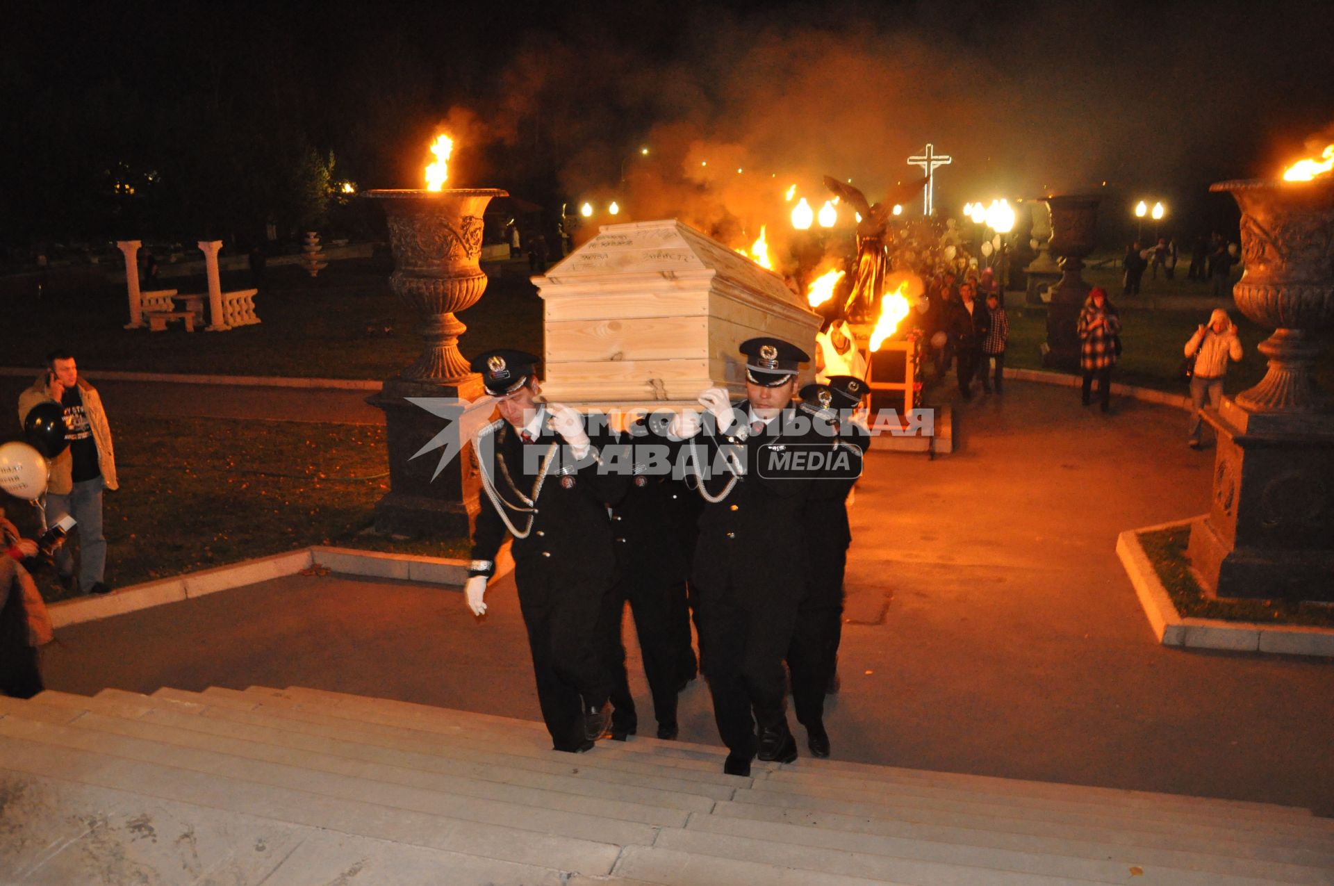 Антинаркотическая акция `Выбери жизнь` в Новосибирске. На снимке: мужчины в униформе для похоронных процессий несут гроб на руках.