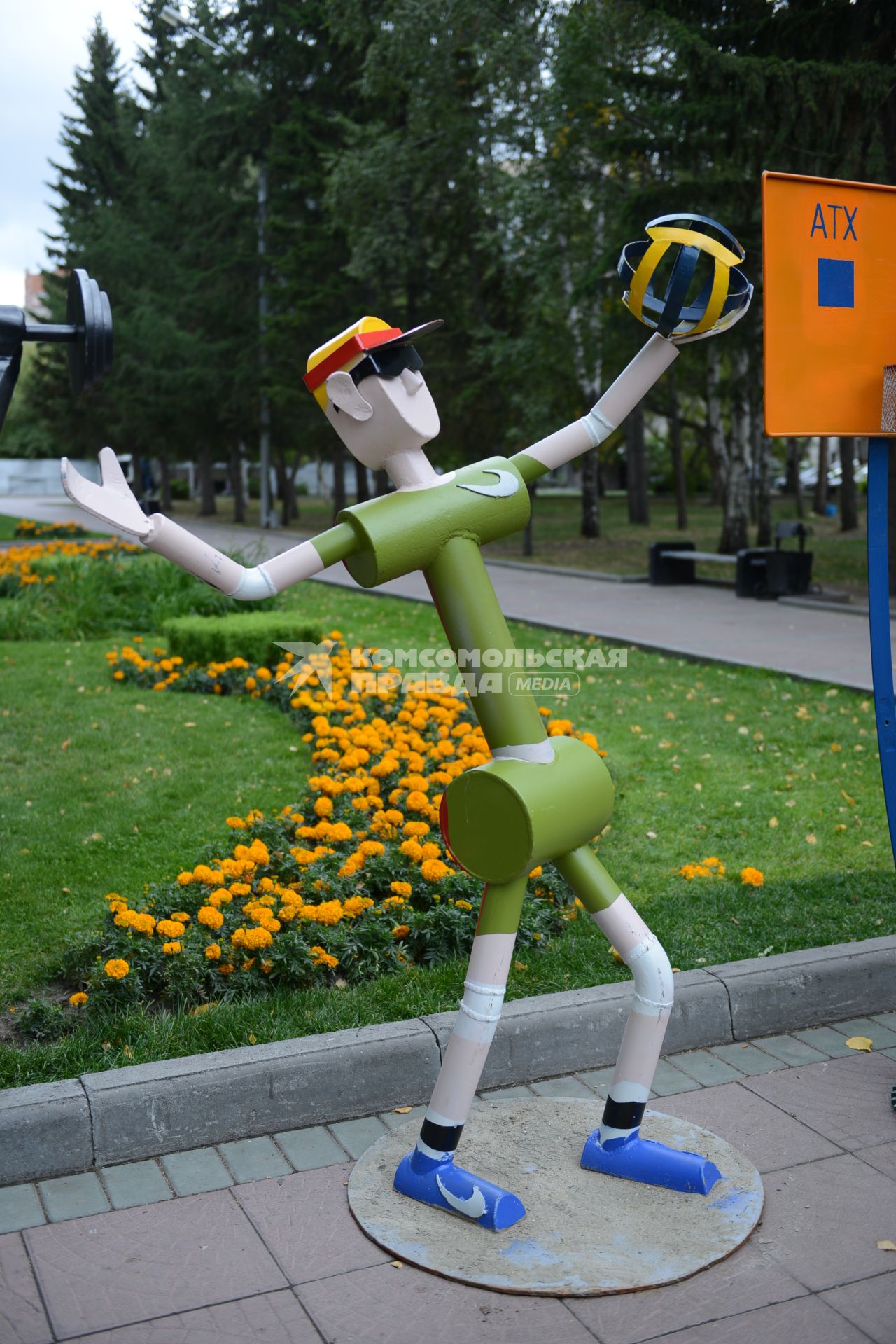 Работники МУП `Горводоканал` Новосибирска в свободное от работы время изготовили из подручных материалов скульптурные композиции. На снимке: волейболист.