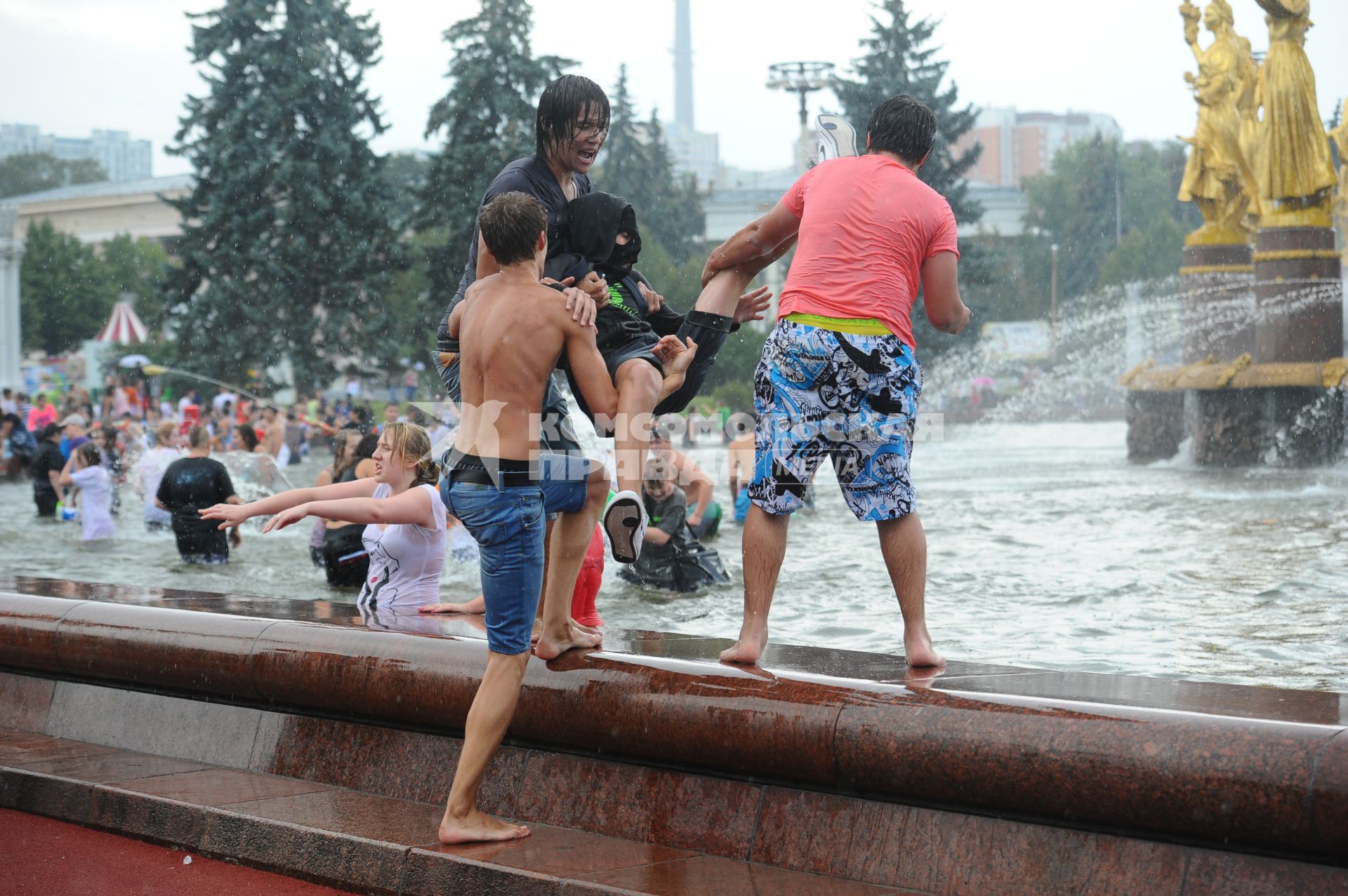 Водная битва на ВВЦ 2012.