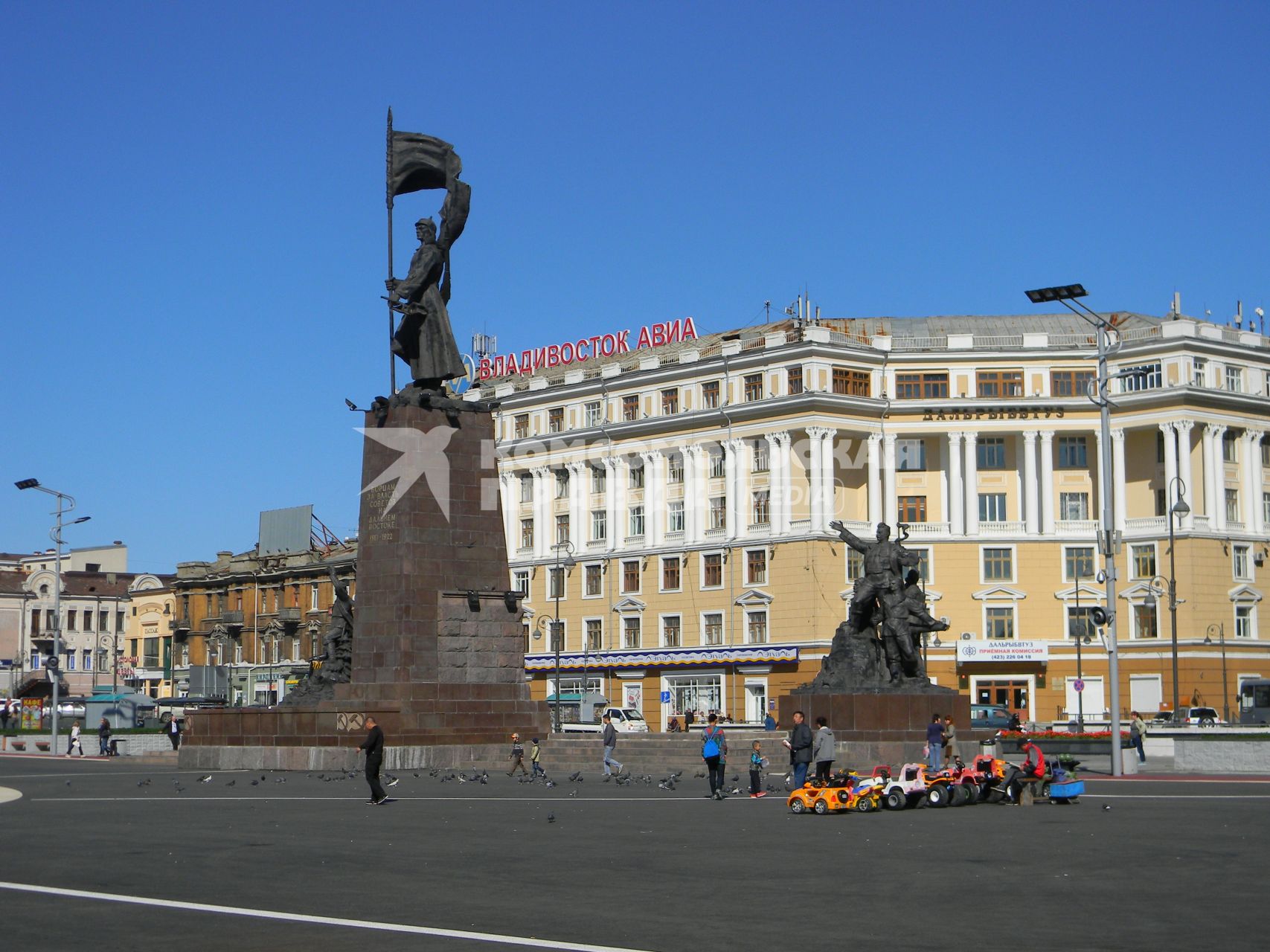 Памятник `Борцам за власть Советов на Дальнем Востоке` на центральной площади во Владивостоке.