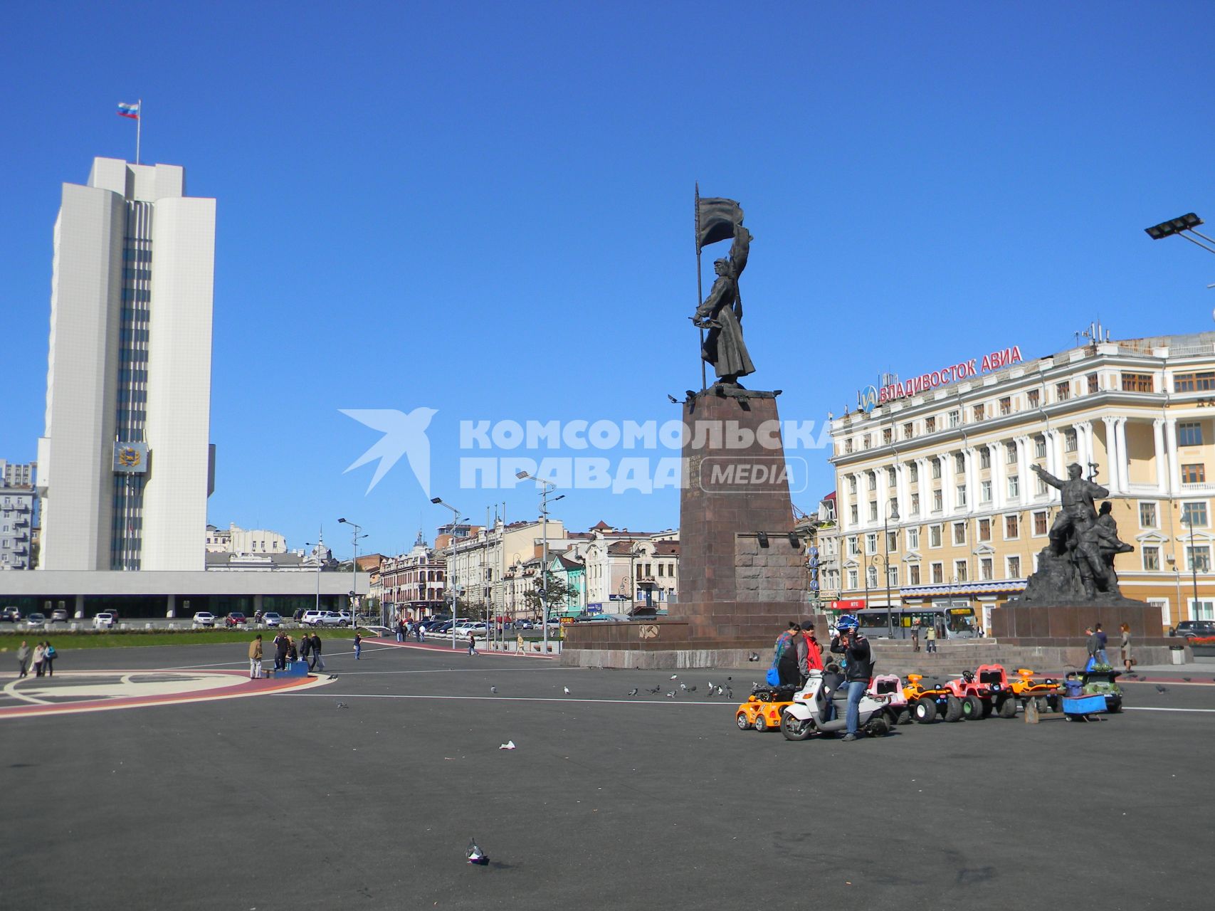 Памятник `Борцам за власть Советов на Дальнем Востоке` на центральной площади во Владивостоке.