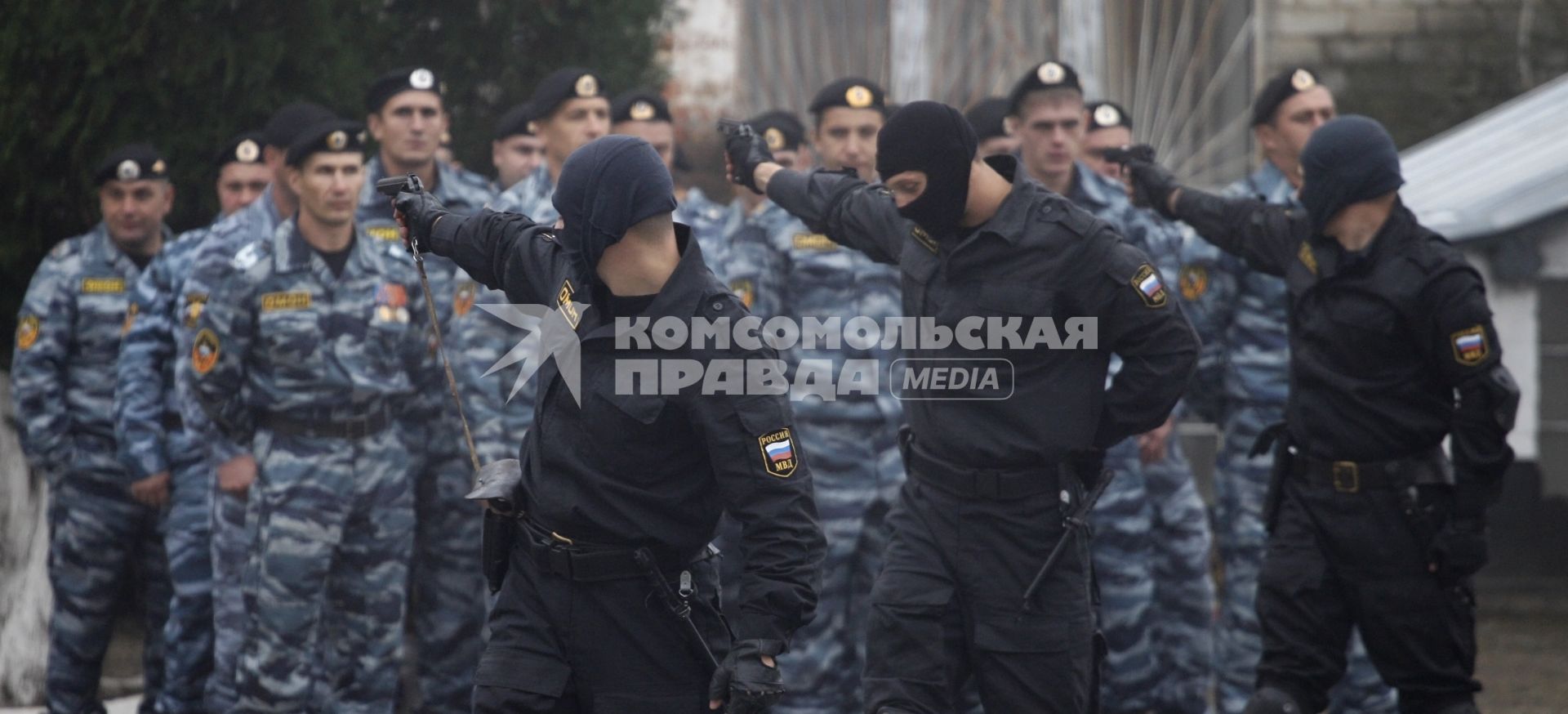 Показательные выступления ставропольского ОМОНа. На снимке: сотрудники ОМОНа на показательных выступлениях с оружием в руках.