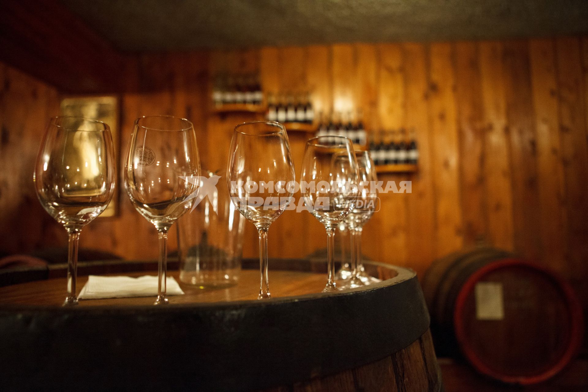 Подвалы хранения коньячных спиртов и старого марочного вина. На снимке: винные бокалы.