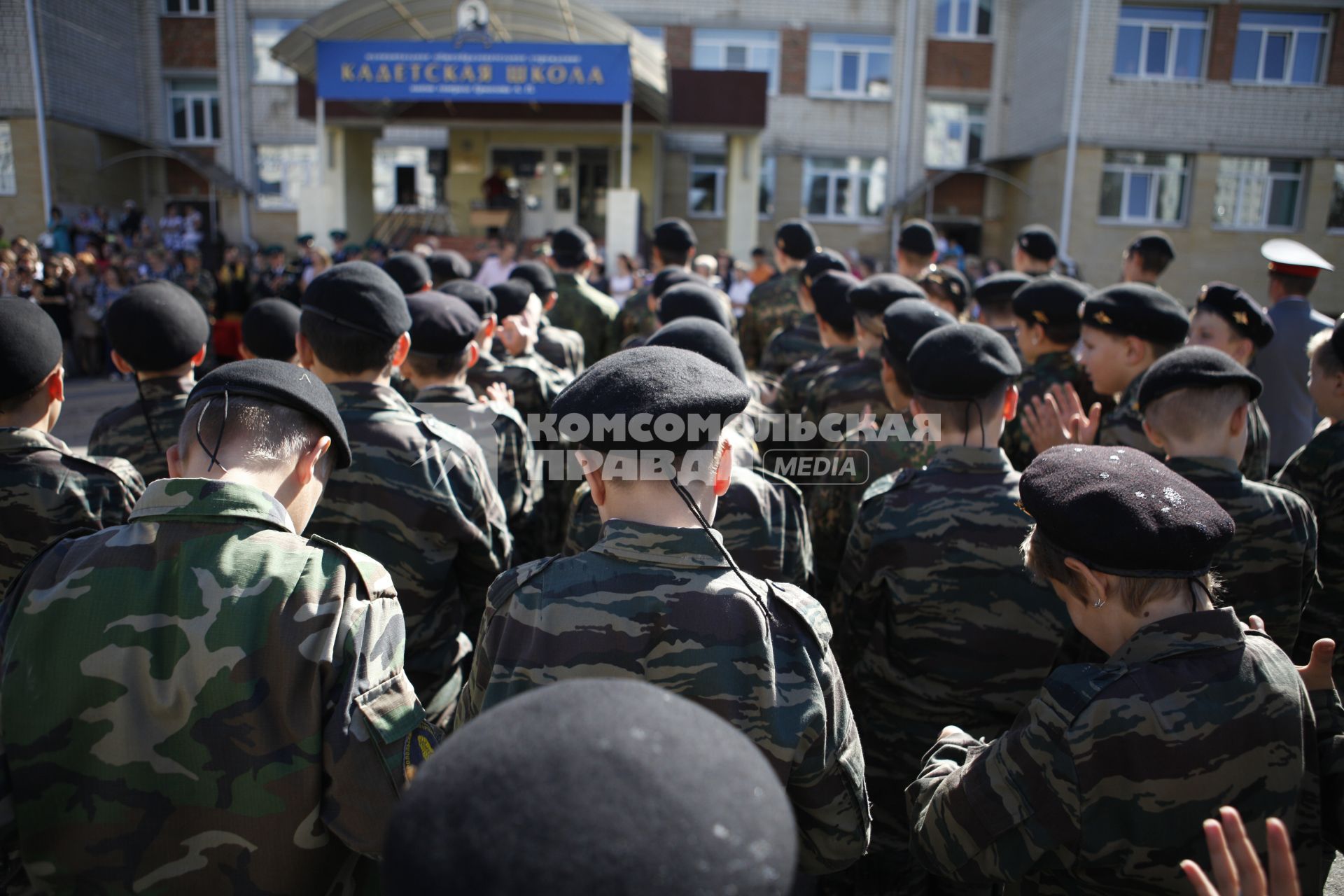 В Ставрополе в Военно-патриотической Кадетской школе имени генерала А.П. Ермолова торжественно приняли присягу 70 кадет. На снимке: строй кадет на фоне кадетской школы.