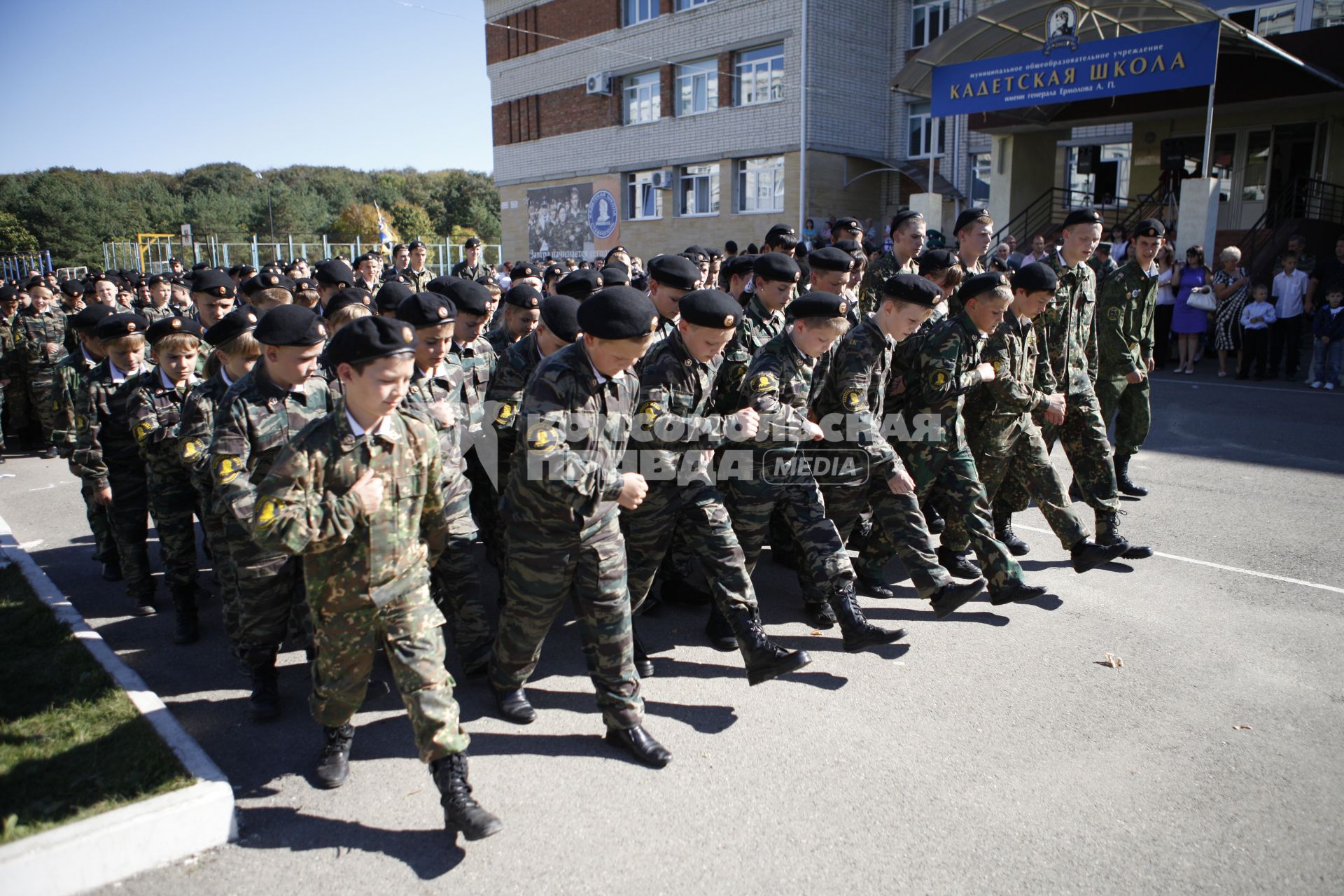 В Ставрополе в Военно-патриотической Кадетской школе имени генерала А.П. Ермолова торжественно приняли присягу 70 кадет. На снимке: кадеты идут строем.